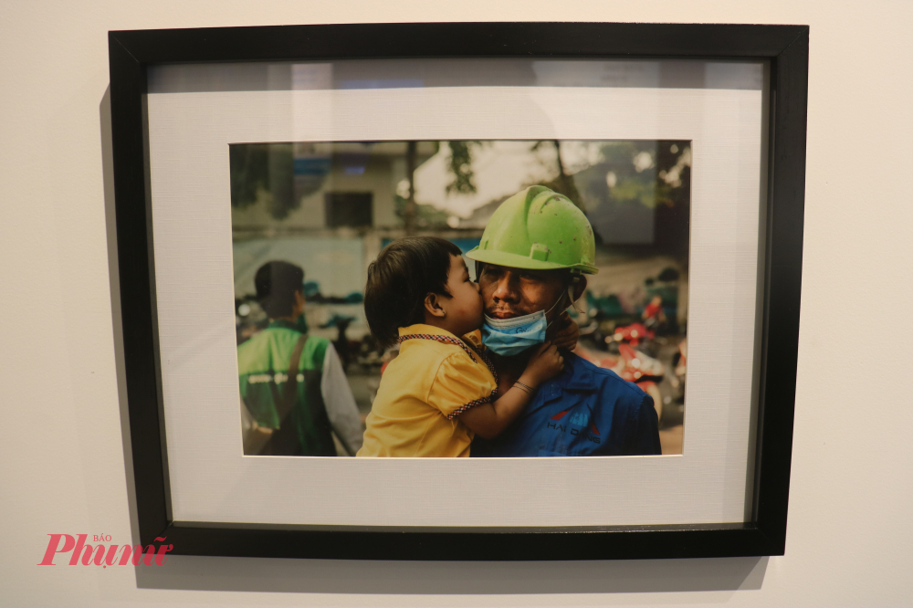 Bức ảnh gia đình em Cù Kim Bảo cùng bố Cù Văn Thắng lay động trái tim người xem - Ảnh: Phương Nhã