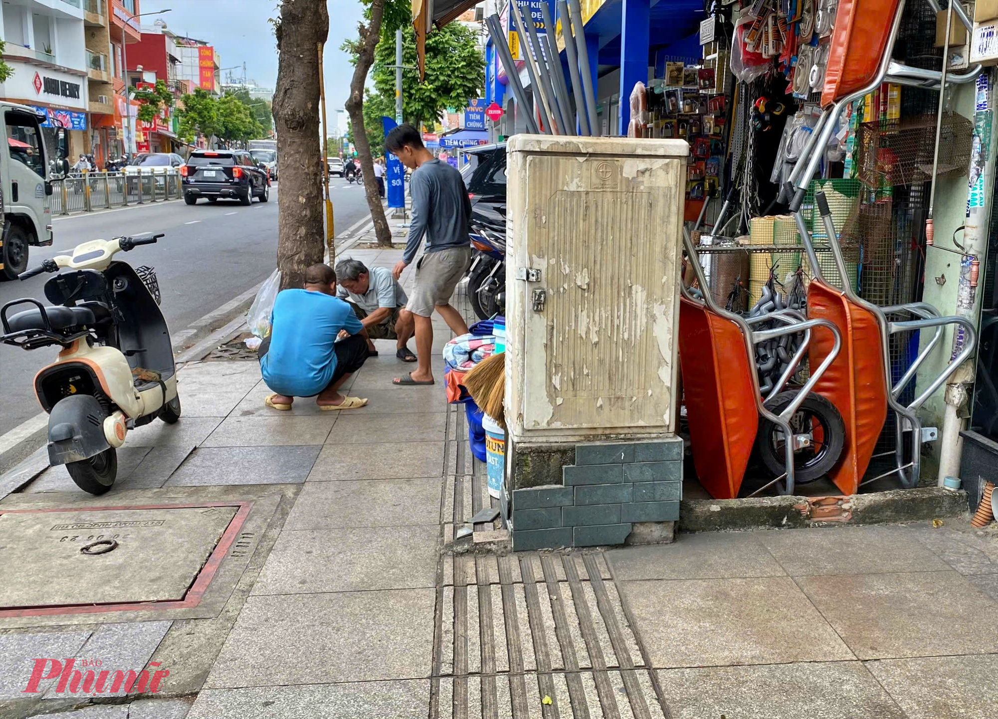 Anh Thành, nhân viên văn phòng làm việc tại quận 3, bức xúc: “Có đoạn vỉa hè bị chiếm gần hết. Tủ điện đặt sai vị trí, rồi người buôn bán dựng xe, bày hàng. Người đi bộ không còn lựa chọn nào khác ngoài xuống đường, rất nguy hiểm mỗi giờ cao điểm”.
