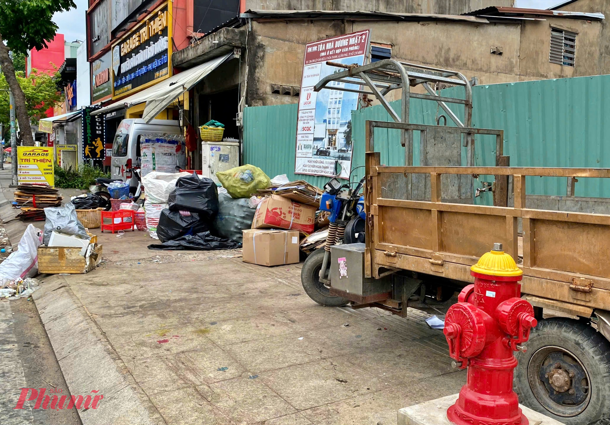 Vỉa hè đường Lũy Bán Bích, quận Tân Phú - trước đây, bị lấn chiếm làm tập kết ve chai gây mất mỹ quan đô thị.