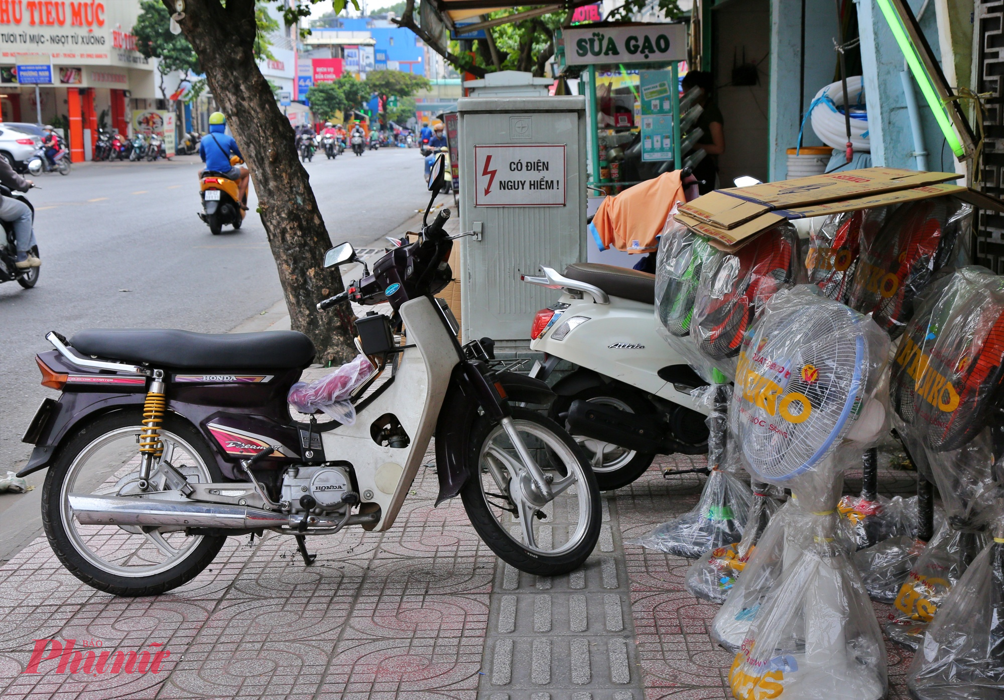Tận dụng tủ điện lắp chưa đúng vị trí, nhiều xe máy của của hàng quán cũng đậu tràn lan trên vỉa hè.