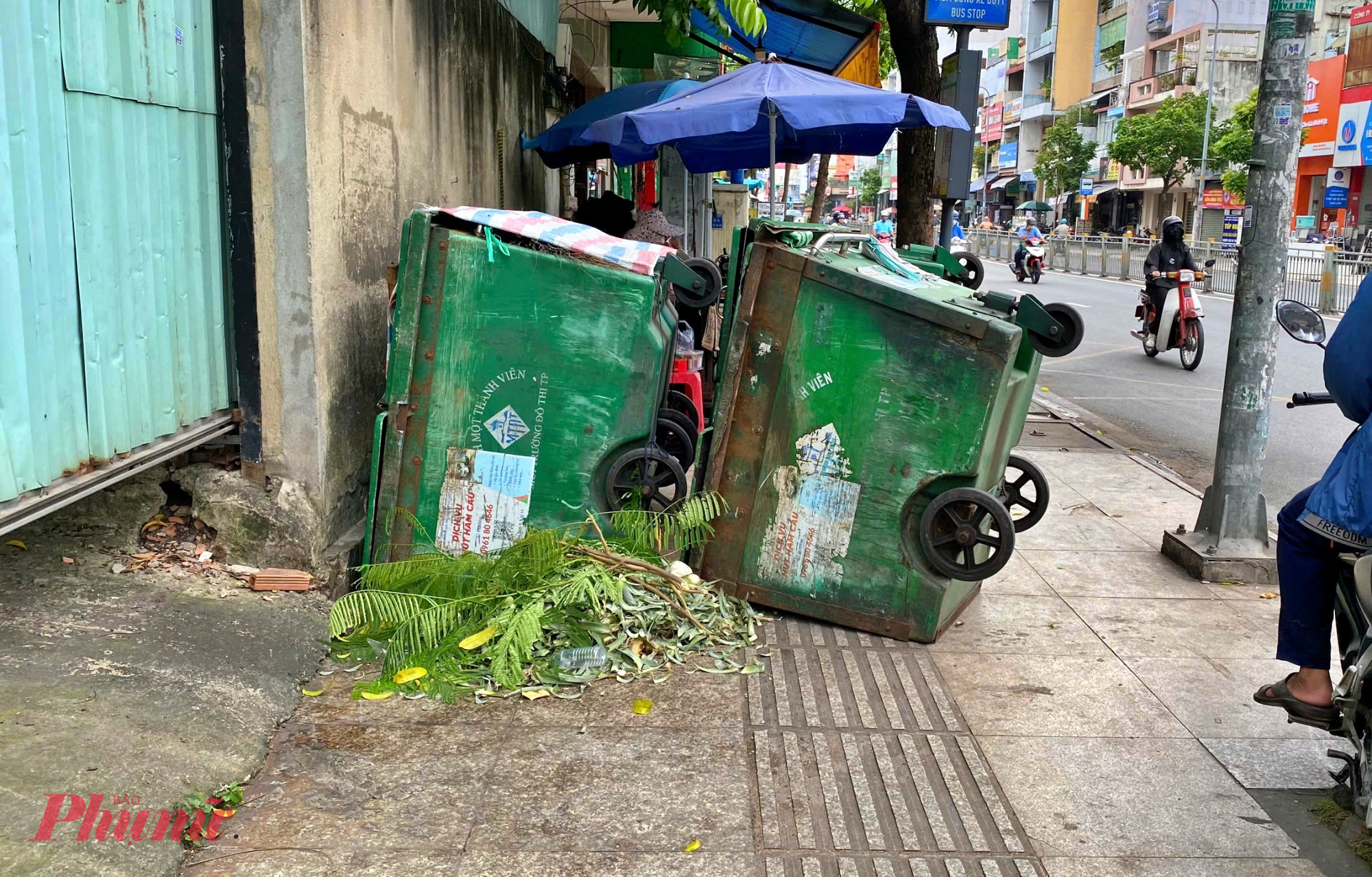Vỉa hè đường Lũy Bán Bích cũng xuất hiện tình trạng tập kết xe rác lấn chiếm hết lối đi của người khuyết tật