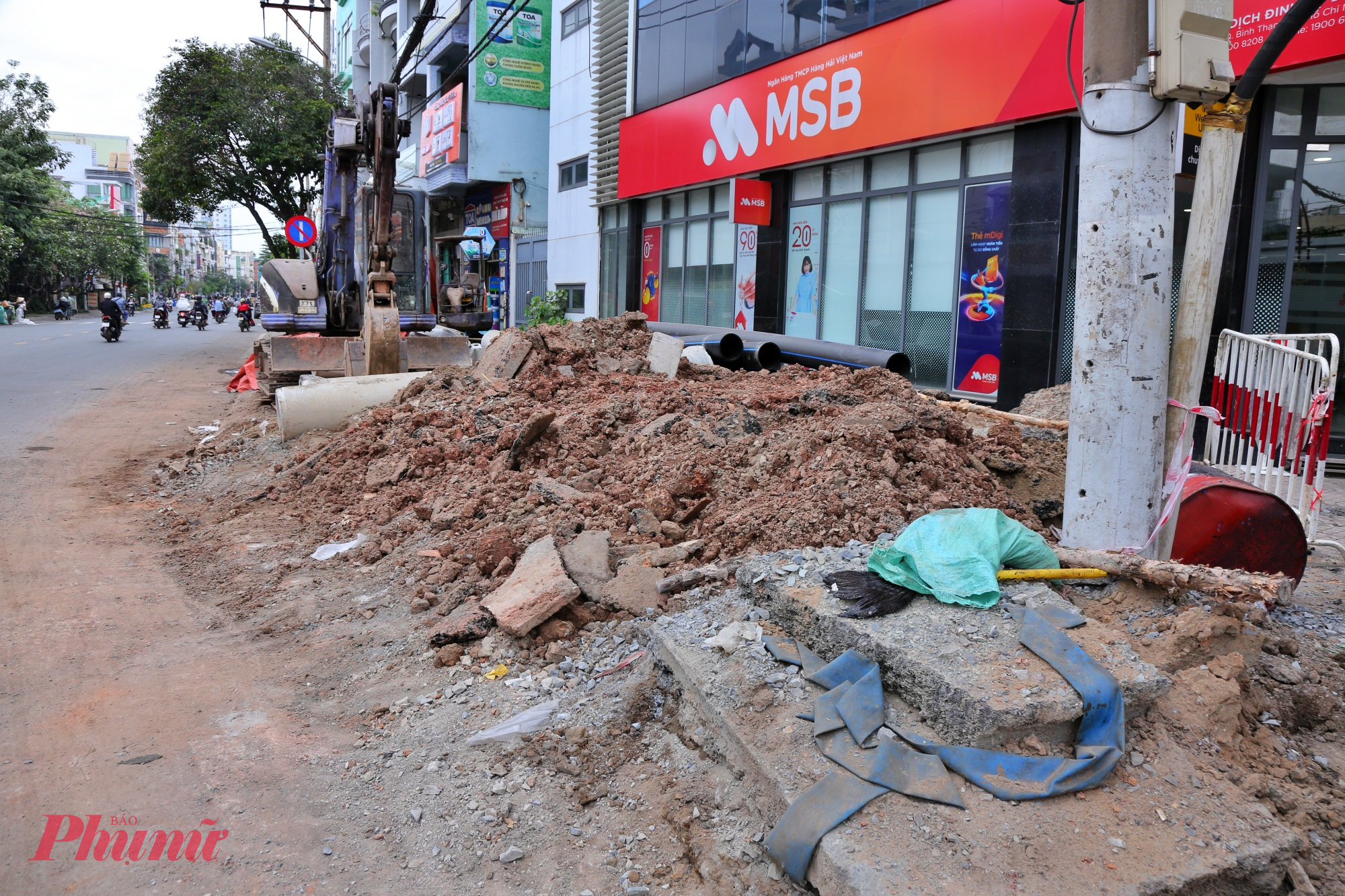 Cạnh đó, một đoạn 5m vỉa hè đường Chu Văn An cũng được đào xới tung lên khiến người đi bộ gặp khó khăn khi di chuyển.