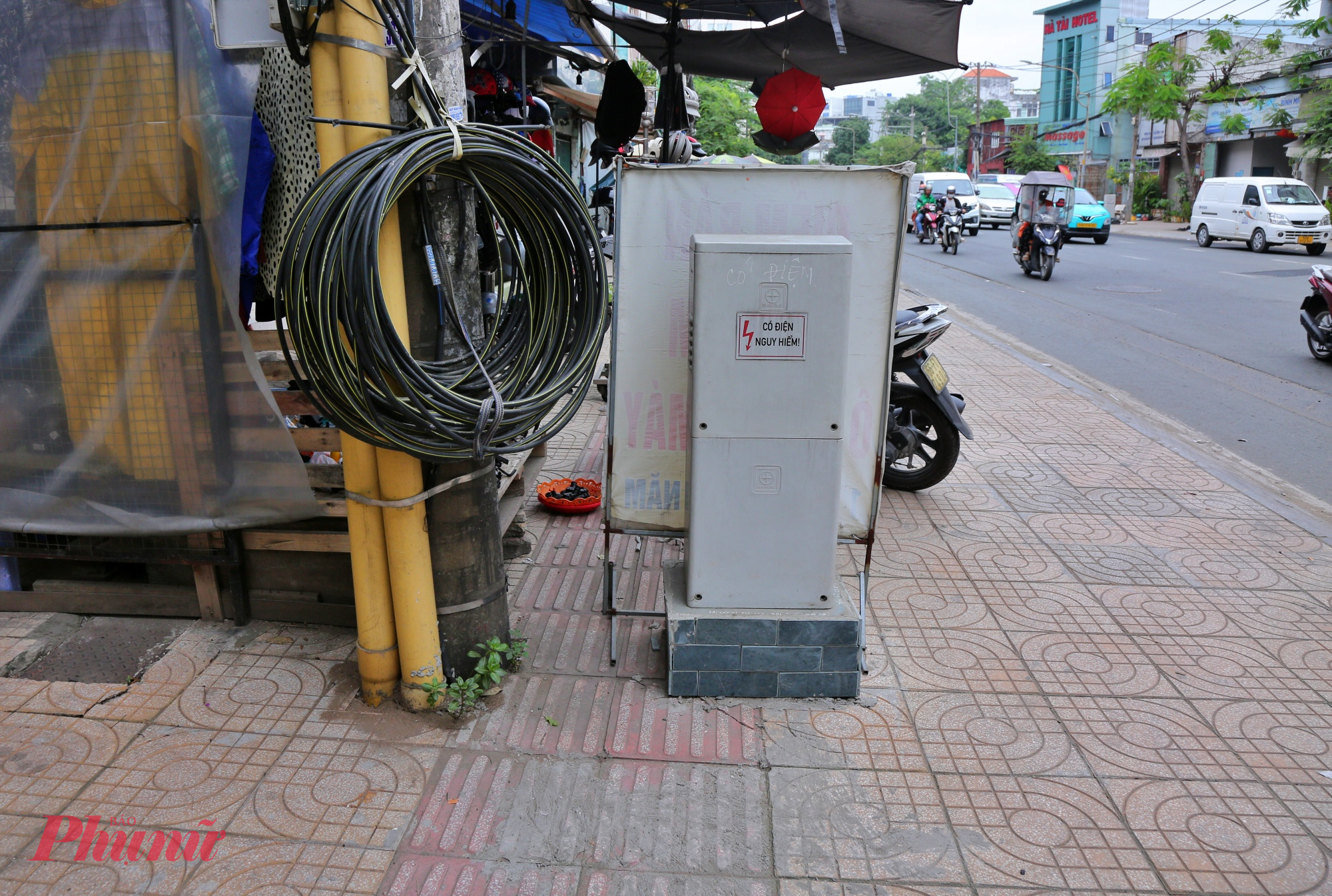Qua ghi nhận, trên vỉa hè đường Đinh Bộ Lĩnh đoạn từ Bến xe Miền Đông cũ đến đường Chu Văn Anxuất hiện hàng loạt tủ điện 