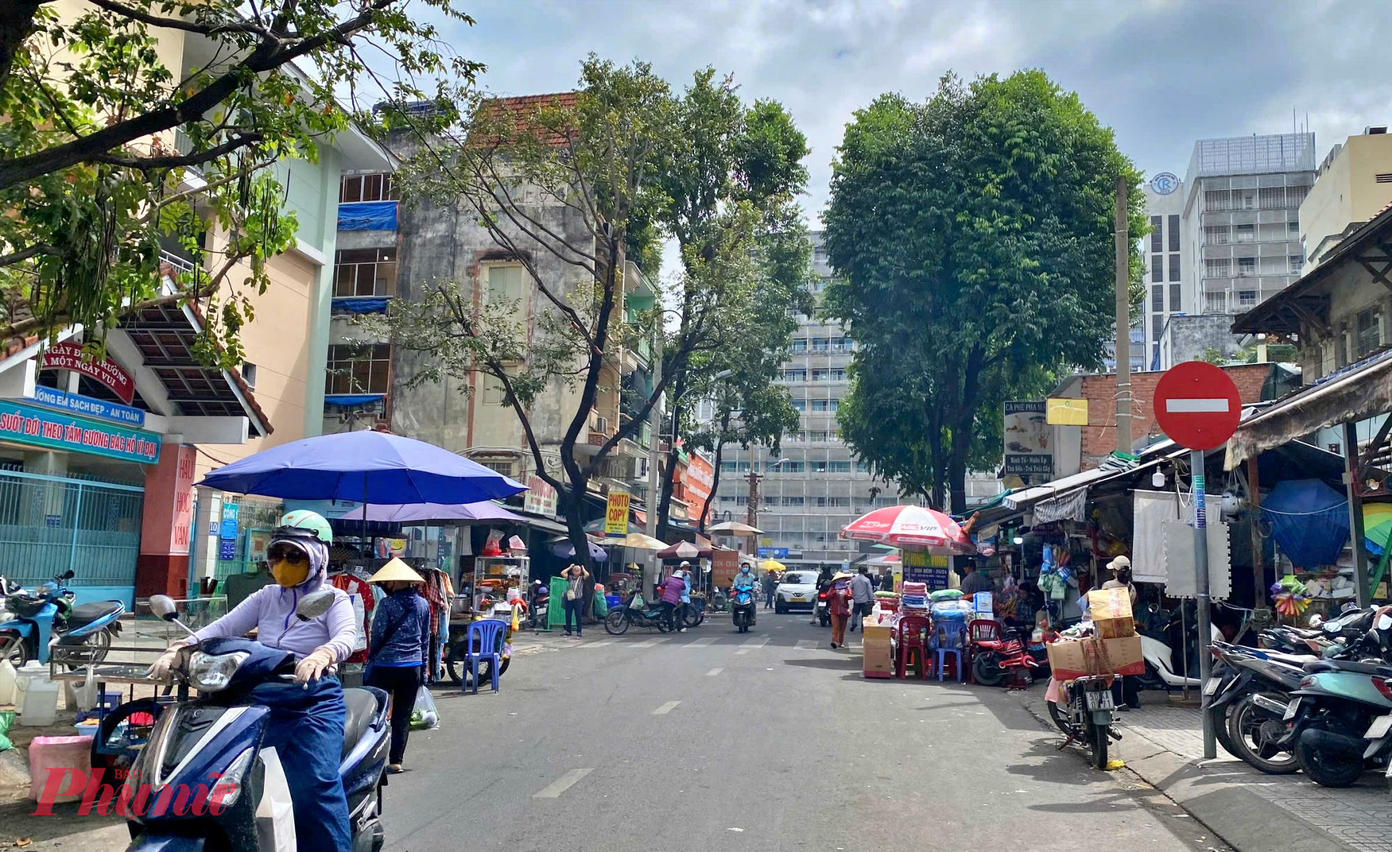 Quận 5 - trước đây, cũng là một trong những điểm nóng về lấn chiếm vỉa hè khi hoạt động buôn bán tràn lan, thậm chí tràn xuống lòng đường. Hình ảnh ghi nhận trên đường Nguyễn Chí Thanh