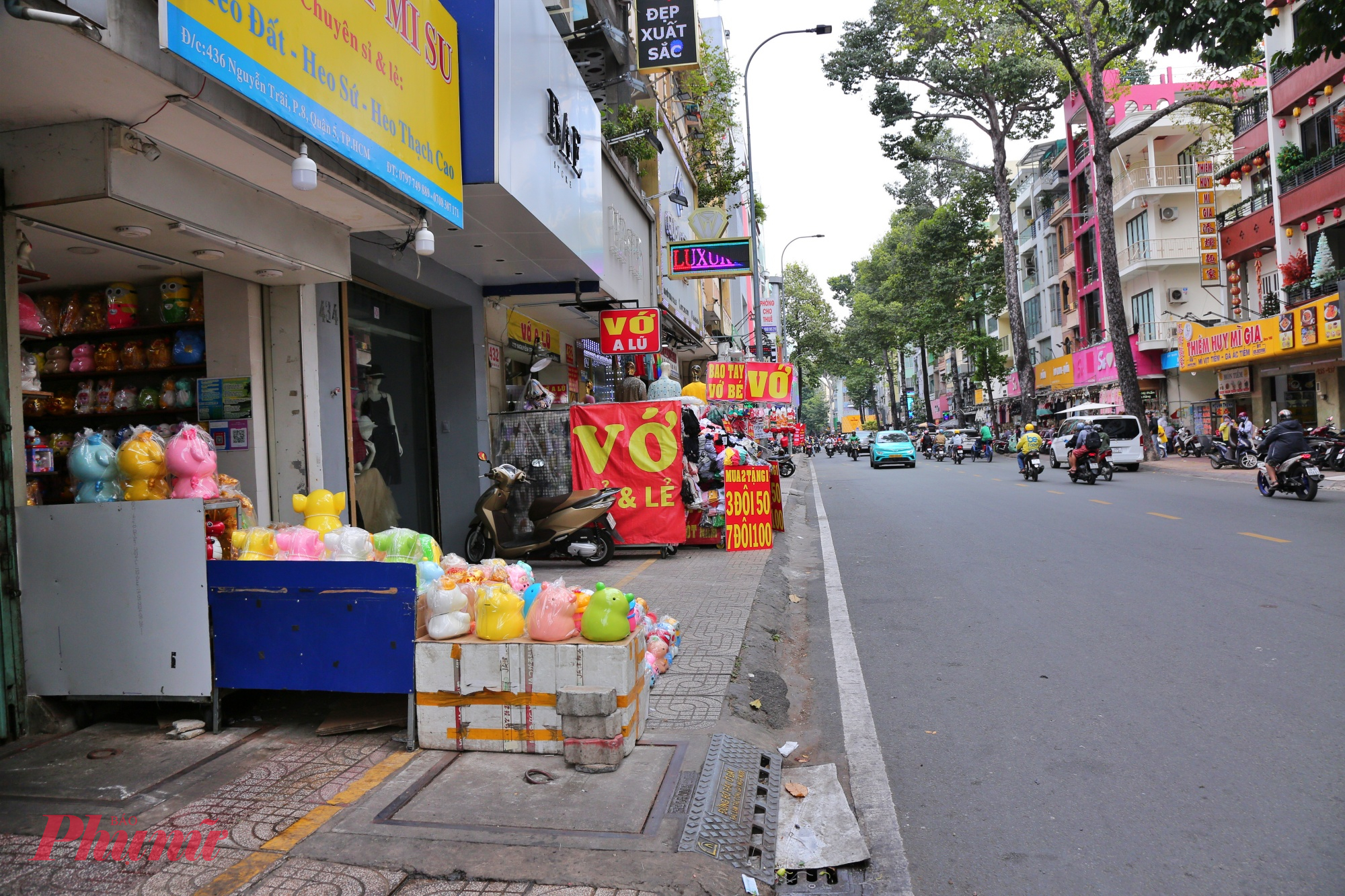 Lấn chiếm vỉa hè trên đường Nguyễn Trãi, quận 5 - trước đây.