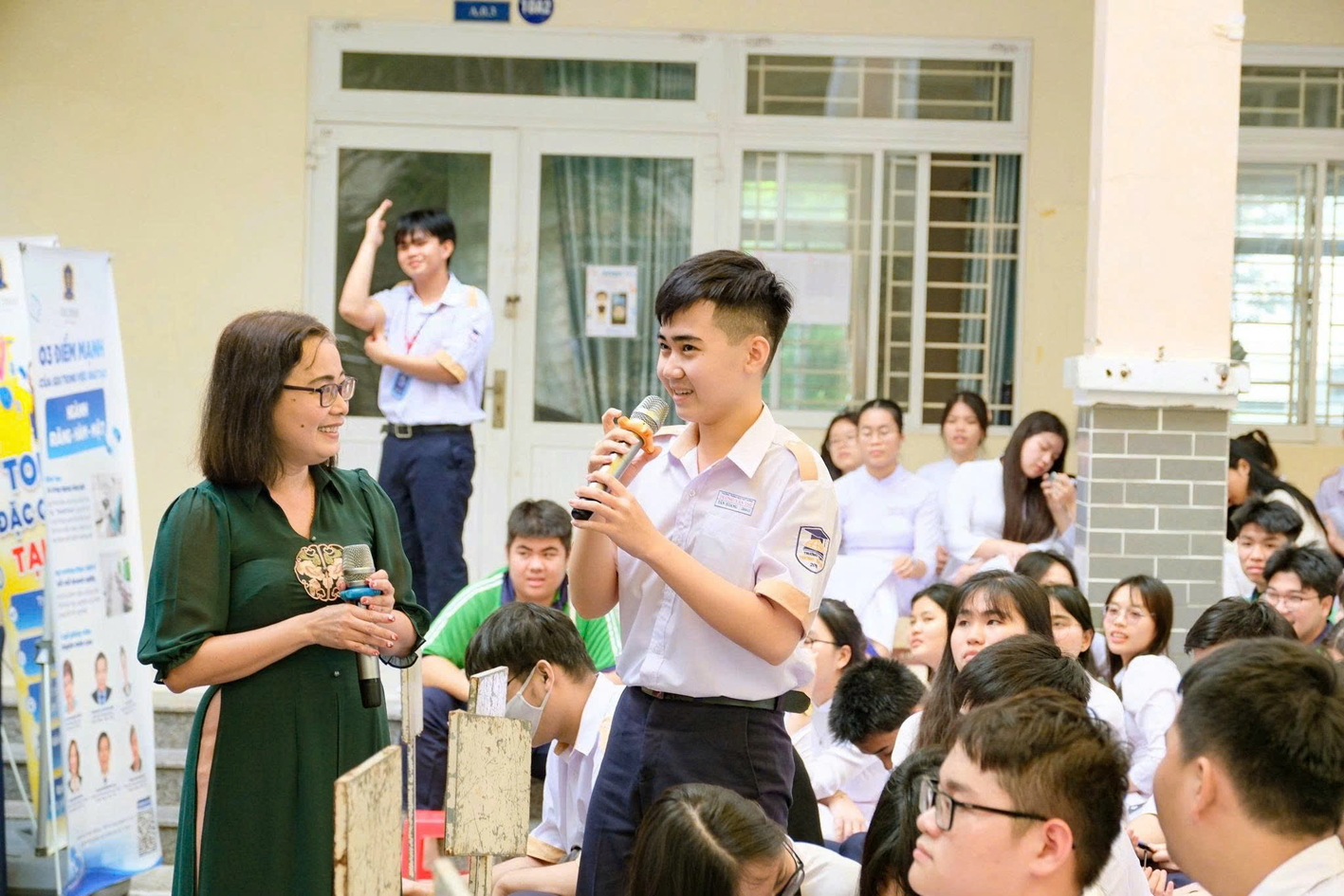 Học sinh Trường THPT Dương Văn Thì trong một hoạt động về an toàn trên không gian mạng