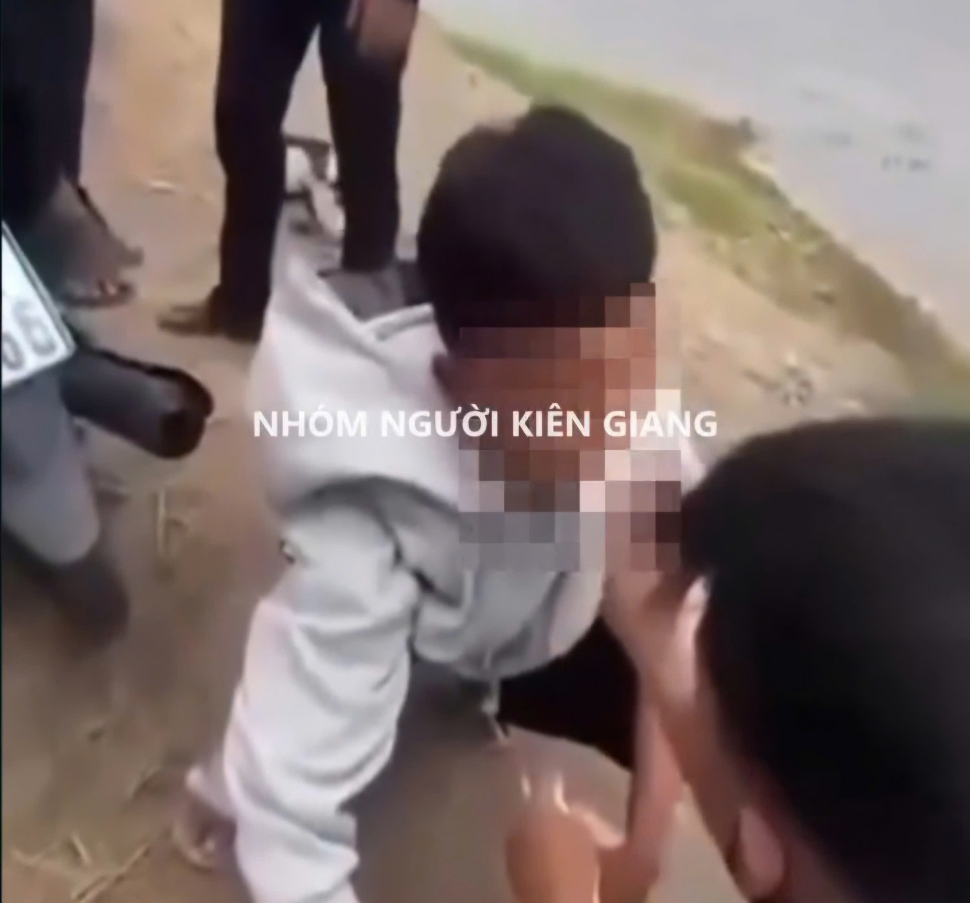 Vụ nam sinh bị đánh và nhét băng vệ sinh vào miệng công an xử phạt hành chính một số học sinh - Ảnh MXH