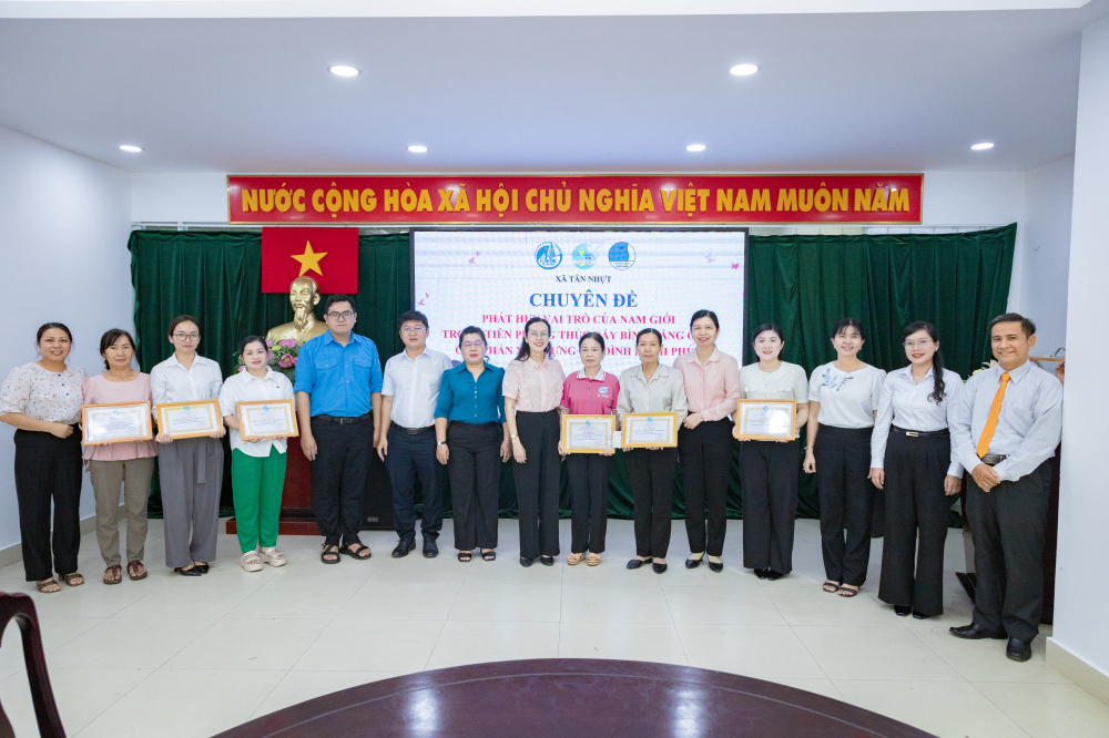 Dịp này, Hội LHPN xã đã tổ chức trao giải cuộc thi trực tuyến tìm hiểu Luật Bình đẳng giới cho 6 cá nhân xuất sắc. Cuộc thi được triển khai từ ngày 17 - 23/11, thu hút 286 hội viên phụ nữ trên địa bàn tham gia. 