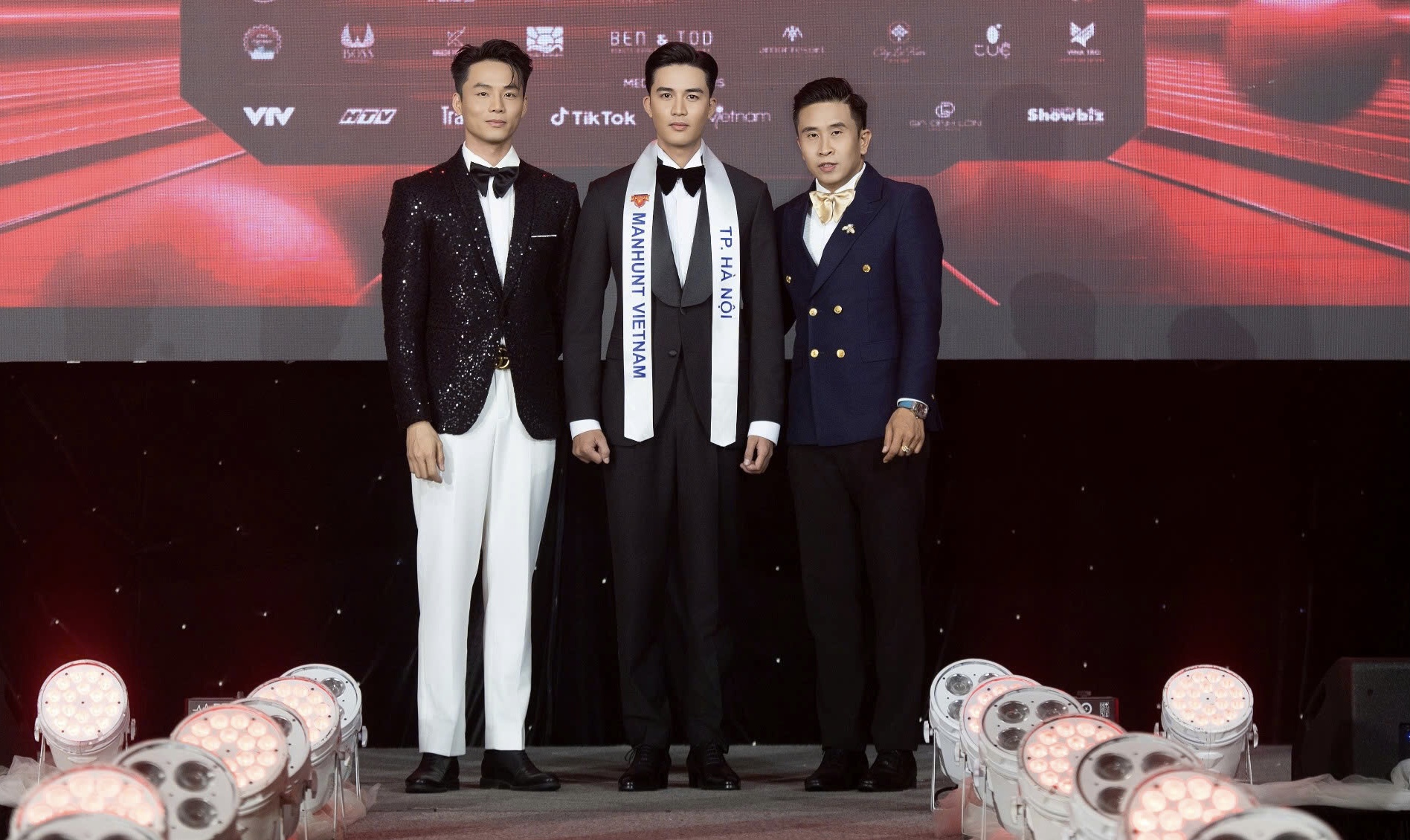 Vũ Linh trao sash cho thí sinh.