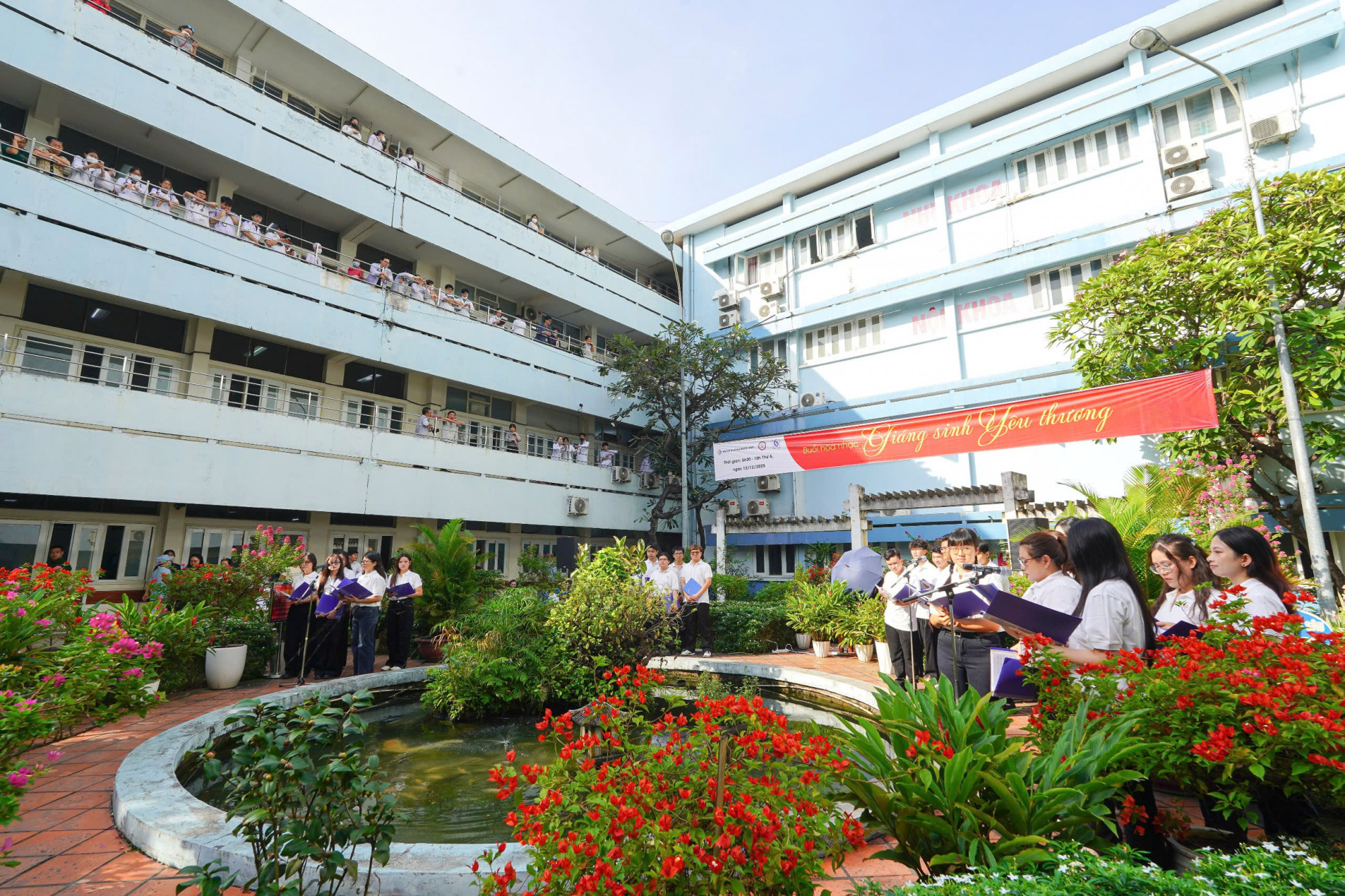 Giữa tiết trời se lạnh của những ngày cuối năm, tiếng hòa nhạc vang lên ở khuôn viên xanh mát của Bệnh viện Nhân dân Gia Định, thu hút sự hiếu kỳ của thân nhân, bệnh nhân nơi đây