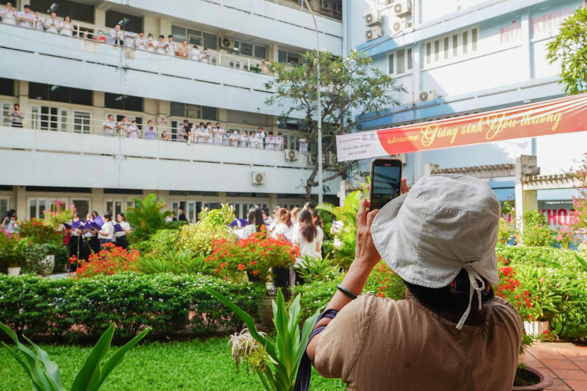 Dàn hợp xướng thanh niên quốc tế United Youth Harmony Choir (Nhạc viện TPHCM) cất lên những bài hát vui nhộn, trong trẻo theo chủ đề “Merry Christmas & Happy New Year 2026” càng giúp cho không khí trở nên nhẹ nhàng, cuốn hút