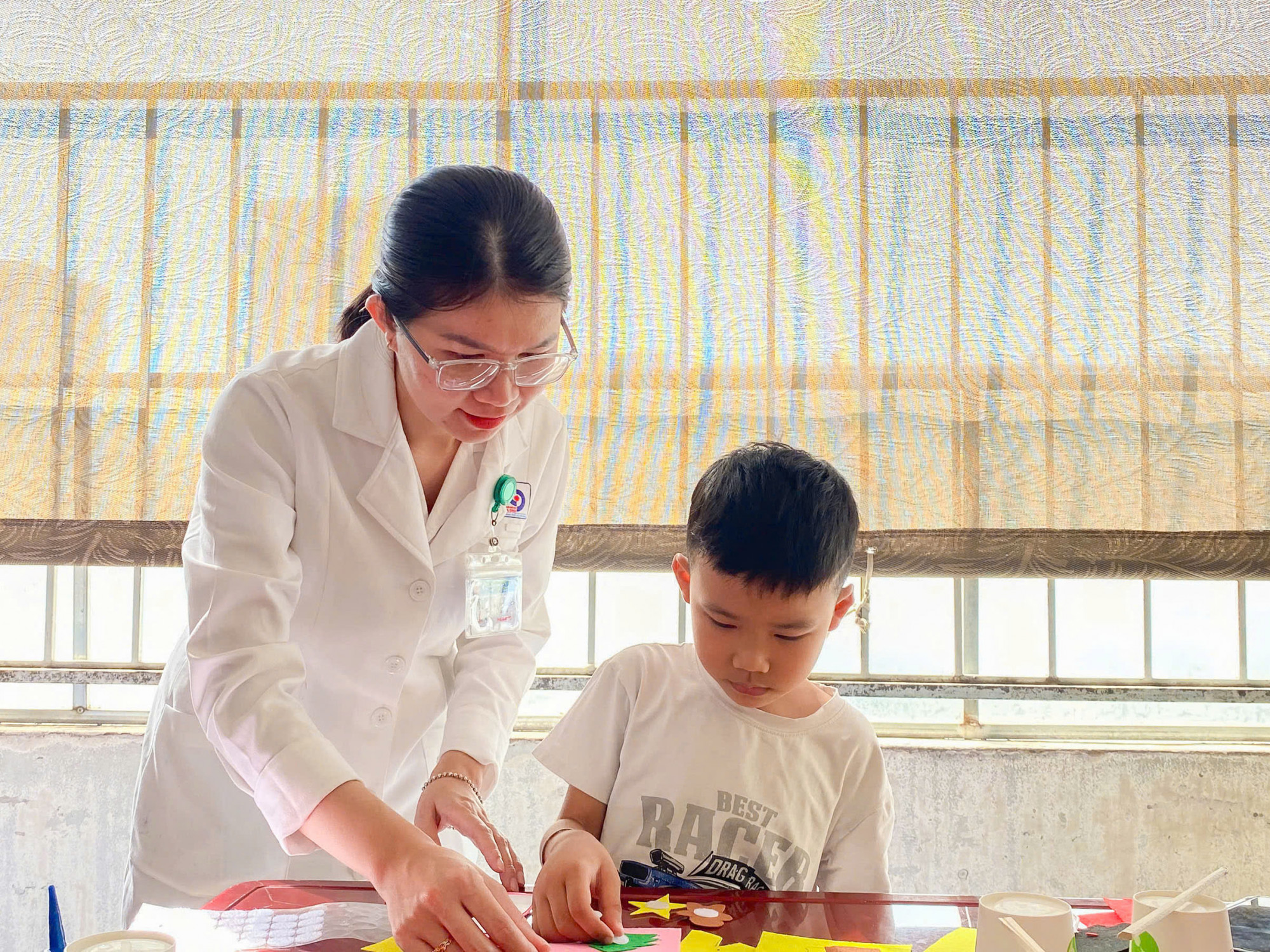 Bệnh nhi và bác sĩ cùng hoàn tất công đoạn cuối của chiếc thiệp. TS.BS Võ Hồng Minh Công – Phó Giám đốc Bệnh viện Nhân dân Gia Định cho biết, bên cạnh nhiệm vụ chuyên môn trong điều trị, bệnh viện luôn chú trọng mang đến những hoạt động giàu tính nhân văn dành cho người bệnh. Bệnh viện sẽ tiếp tục duy trì và mở rộng các hoạt động ý nghĩa như thế này, để mỗi mùa lễ hội trở thành nguồn động viên tinh thần cho người bệnh trong suốt quá trình điều trị.