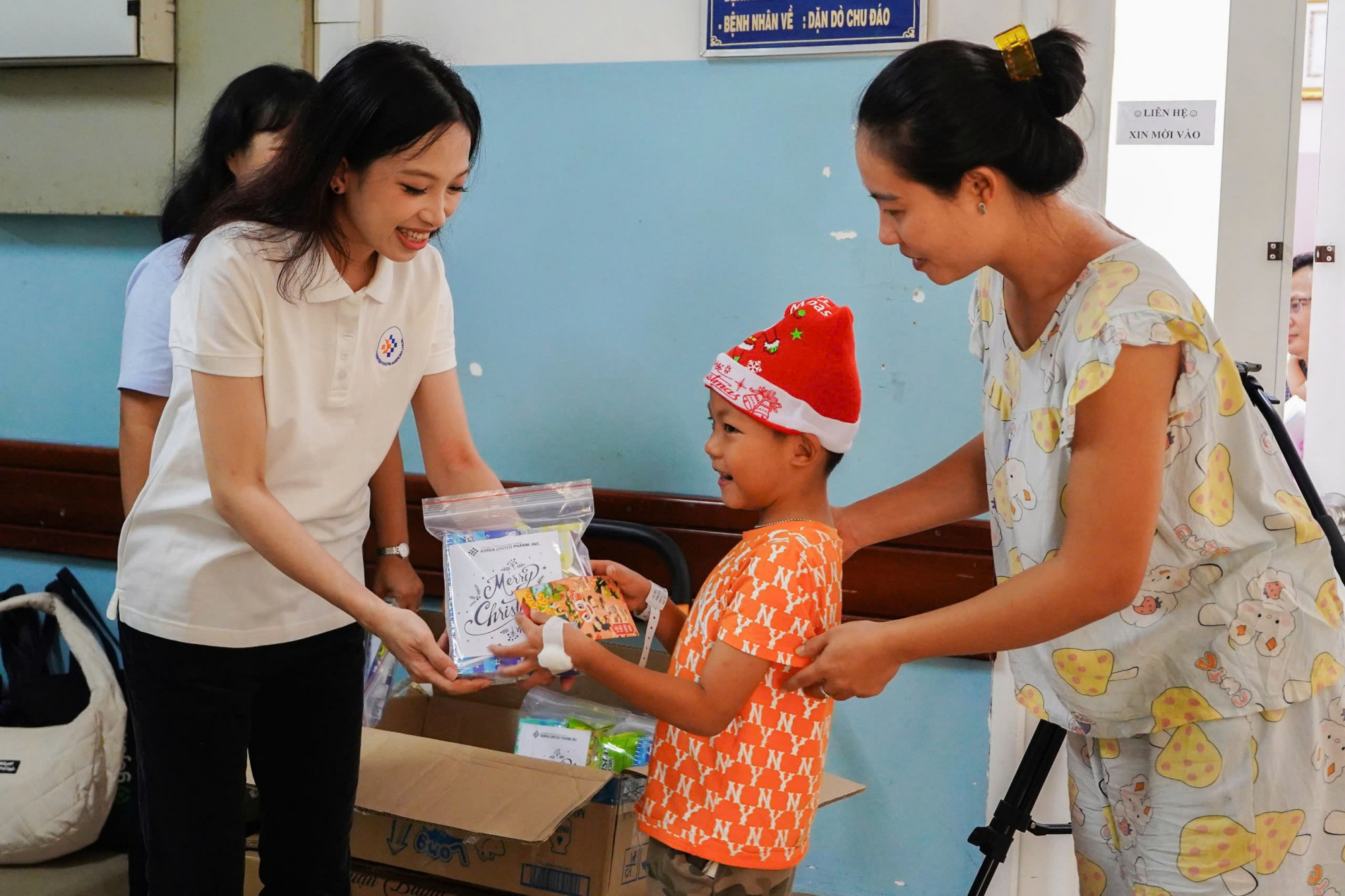 Nhân dịp này, ban tổ chức, nhà tài trợ cũng tặng bao lì xì và quà Noel cho các bệnh nhi tại khoa Nhi Tổng hợp. Sau đó, di chuyển đến khoa Lọc máu để gửi tặng những phần quà động viên tinh thần người bệnh