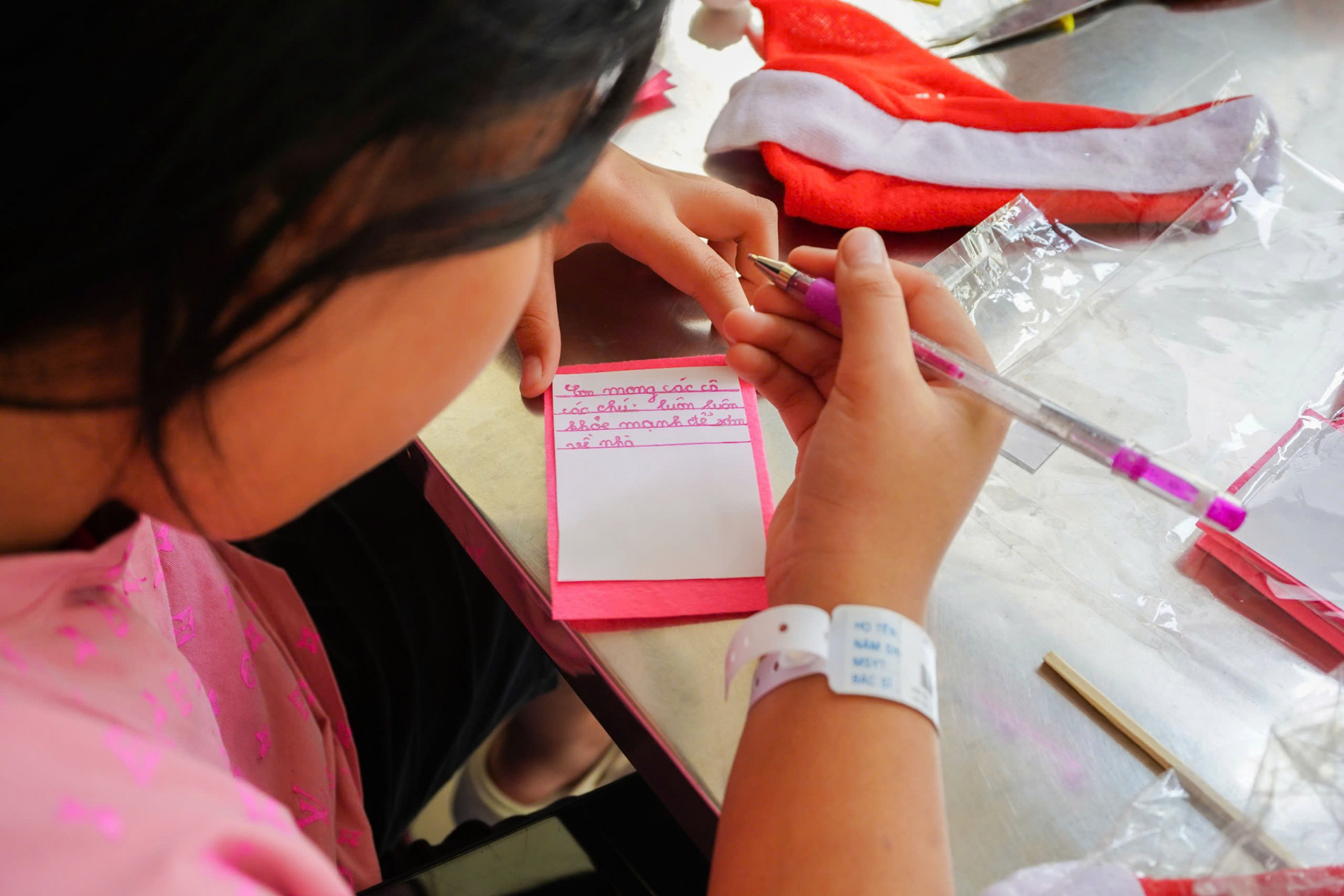 Bé N.V.A. (6 tuổi) chia sẻ: “Con làm thiệp này để tặng cho các cô chú đang điều trị, mong cô chú mau hết bệnh. Con chúc tất cả cô chú, các bác sĩ, điều dưỡng một mùa giáng sinh an lành, hạnh phúc”