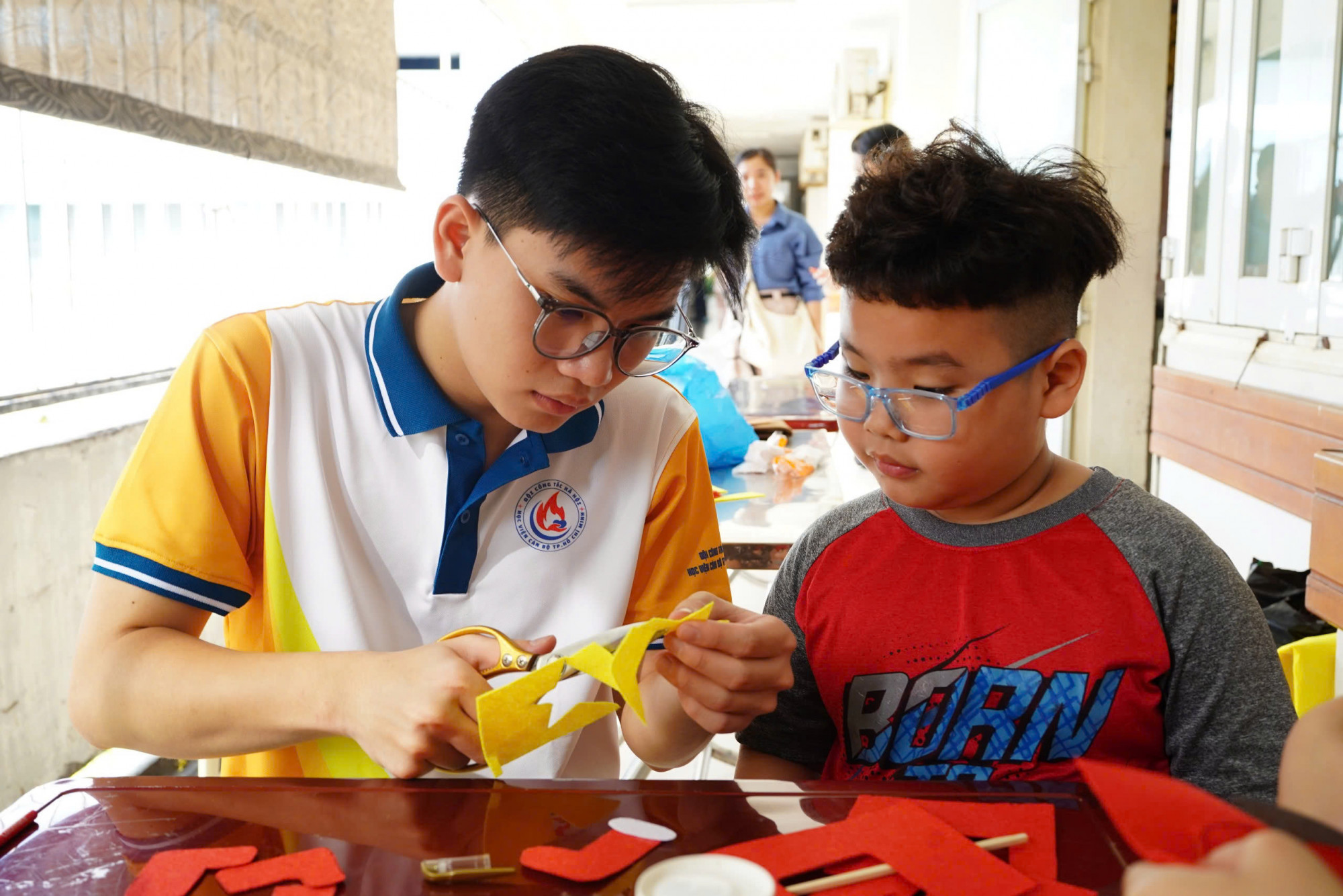 Trưa cùng ngày, hơn 40 bệnh nhi tại khoa Nhi tổng hợp đã hòa mình vào không khí giáng sinh khi tham gia lớp hội họa “Noel trong mắt em”