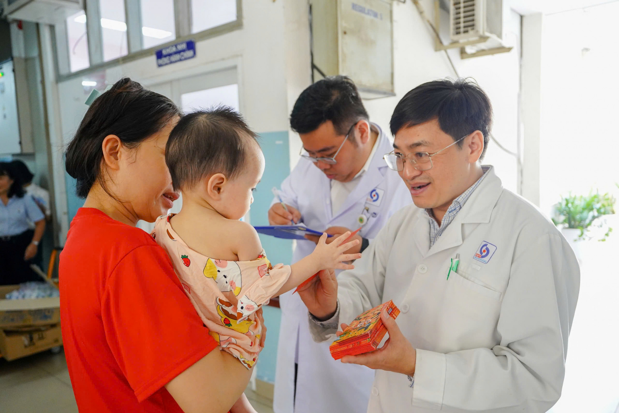 Chị Đ.T.A. đang điều trị tại khoa Lọc máu, chia sẻ: “Lọc máu thường mệt và kéo dài, nhưng hôm nay tôi cảm nhận rõ sự quan tâm và sẻ chia của bệnh viện trong mùa Noel này. Tôi rất cảm ơn bệnh viện đã mang đến niềm vui cho chúng tôi. Chúc mọi người một mùa giáng sinh thật bình an và nhiều sức khỏe”