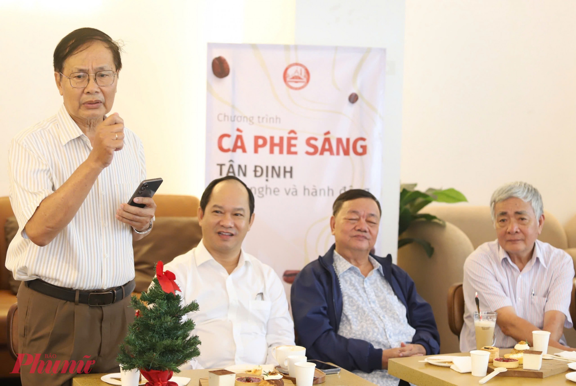 Ông Tô Văn Hùng - Trưởng khu phố 17 - đối thoại cùng chính quyền phường Tân Định - Ảnh: Thanh Tâm