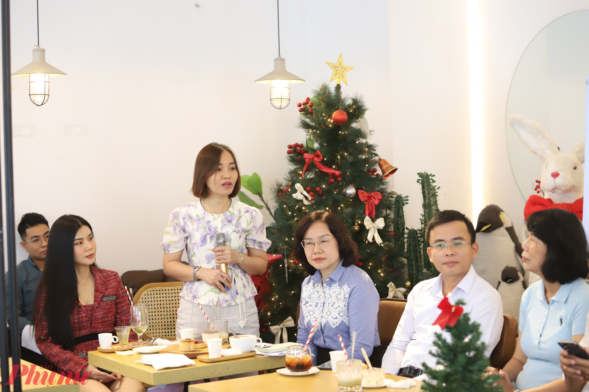 Bà Phạm Thị Ánh Tuyết - Trưởng phòng Kinh tế - Hạ tầng và Đô thị phường Tân Định trả lời những kiến nghị của người dân - Ảnh: Thanh Tâm