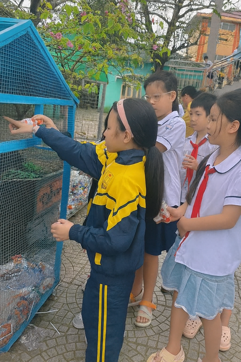 Học sinh Trường Nguyễn Tất Thành (phường Đông Hà, Quảng Trị) bỏ rác thải nhựa vào ngôi nhà xanh