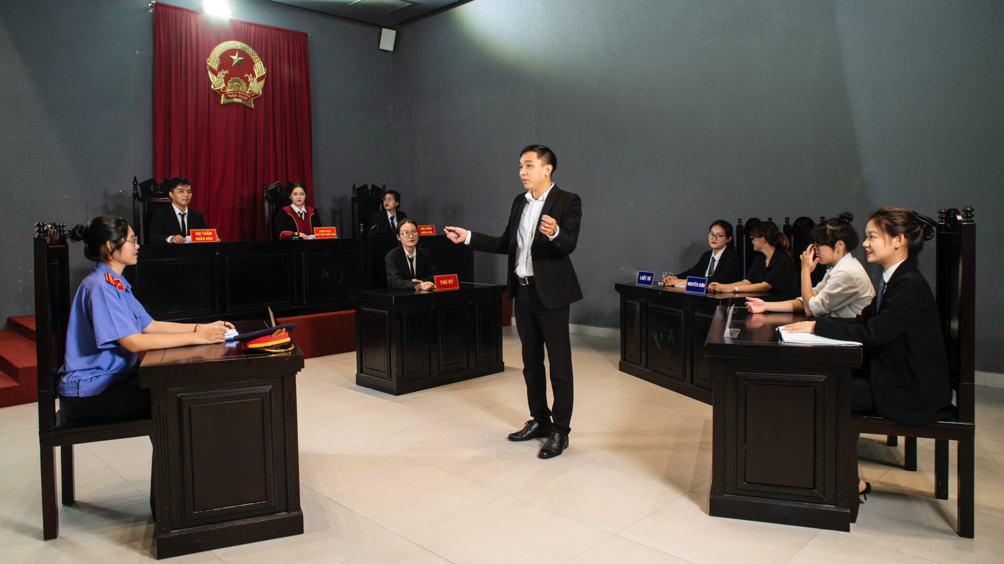 Sinh viên Trường đại học Văn Lang tham gia thực hành phiên tòa giả định tại trường - Ảnh: Nguyễn Loan