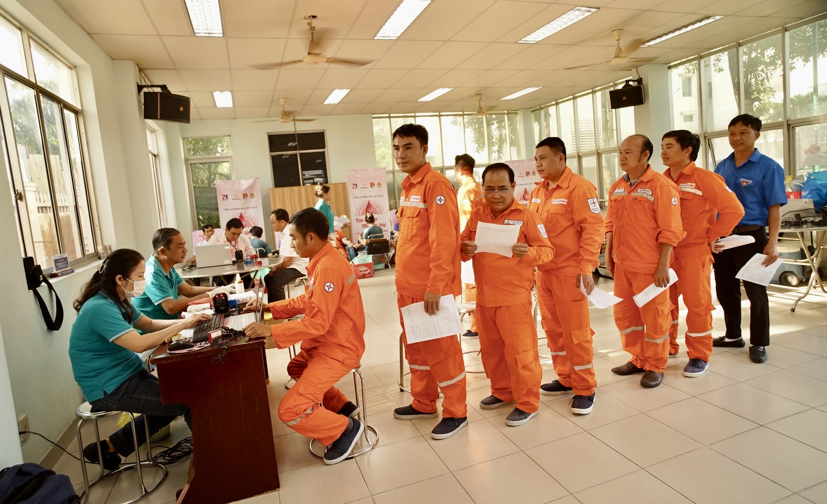 Cán bộ, công nhân viên ngành điện TPHCM - khu vực Bình Dương tham gia Tuần lễ hồng EVN - Ảnh: EVNHCMC