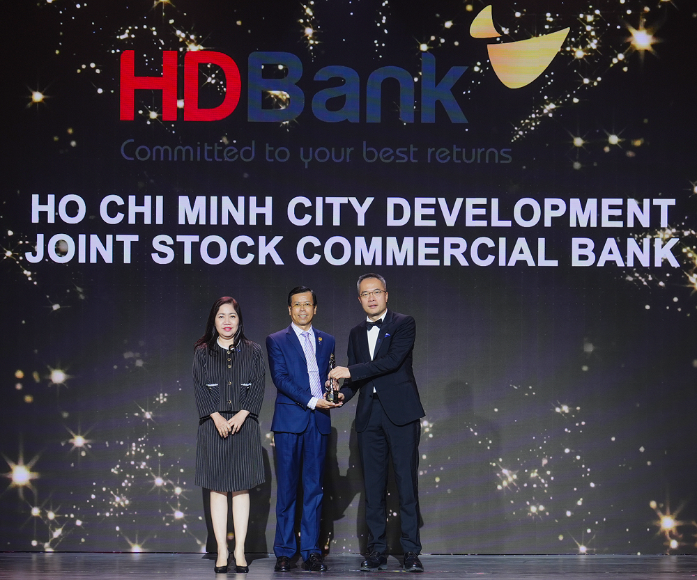 Ông Phạm Văn Đẩu- Giám đốc Tài chính kiêm Giám đốc Khối Nhân sự HDBank - đại diện HDBank - nhận danh hiệu Nơi làm việc tốt nhất châu Á 2025 dành cho HDBank 