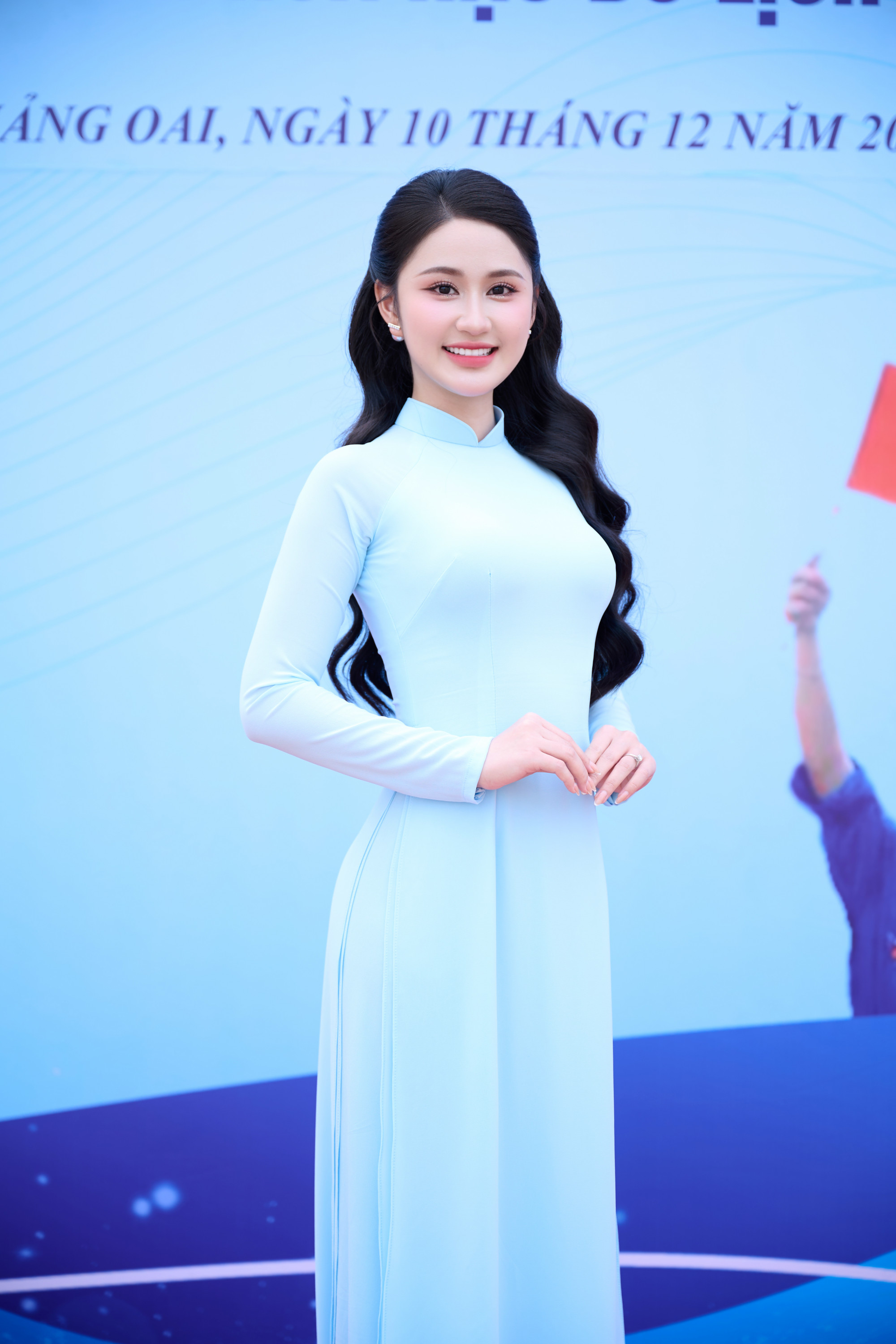 Mới đây Hoa hậu Trần Minh Phương có dịp trở về xã Quảng Oai (thành phố Hà Nội) sau hành trình tranh tài và giành chiến thắng tại cuộc thi Du lịch Dân tộc Việt Nam 2025. Tại sự kiện, Trần Minh Phương ghi điểm khi diện thiết kế áo dài xanh, tôn nhan sắc rạng rỡ.