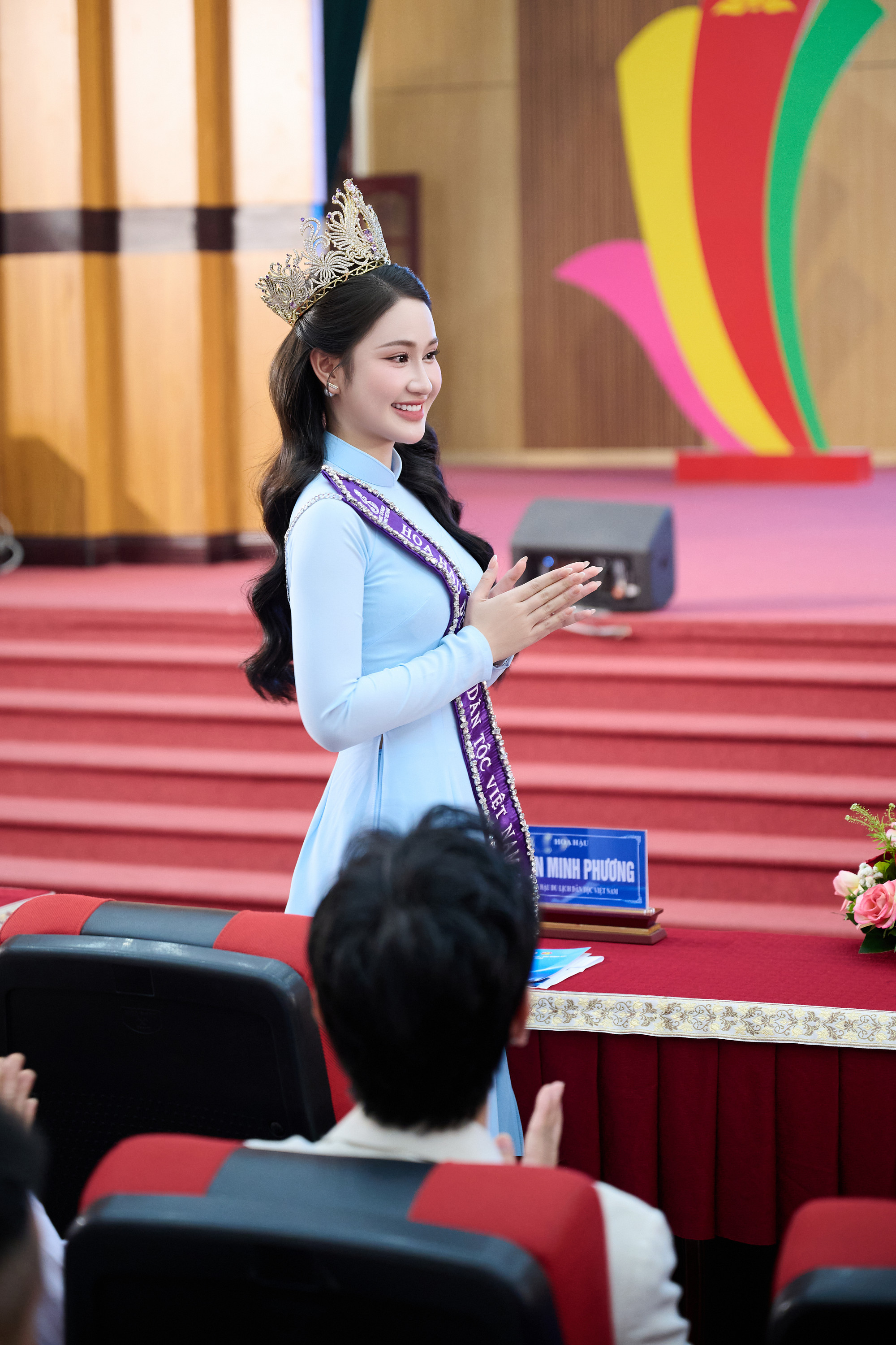 Diện trang phục truyền thống kết hợp phong thái tự tin, Trần Minh Phương mang đến hình ảnh một Hoa hậu hiện đại nhưng vẫn giữ trọn nét đẹp văn hóa.