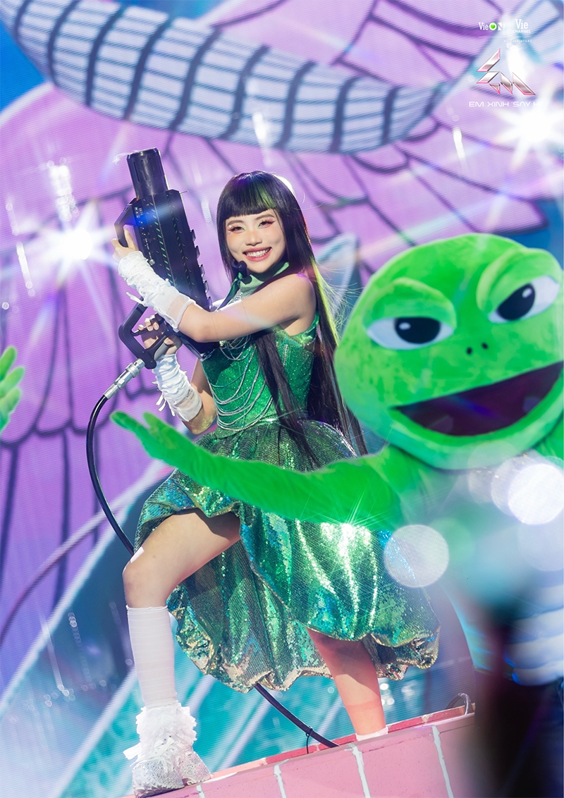 Ca sĩ Phương Mỹ Chi trình diễn Ếch ngoài đáy giếng trong chương trình Em xinh say hi