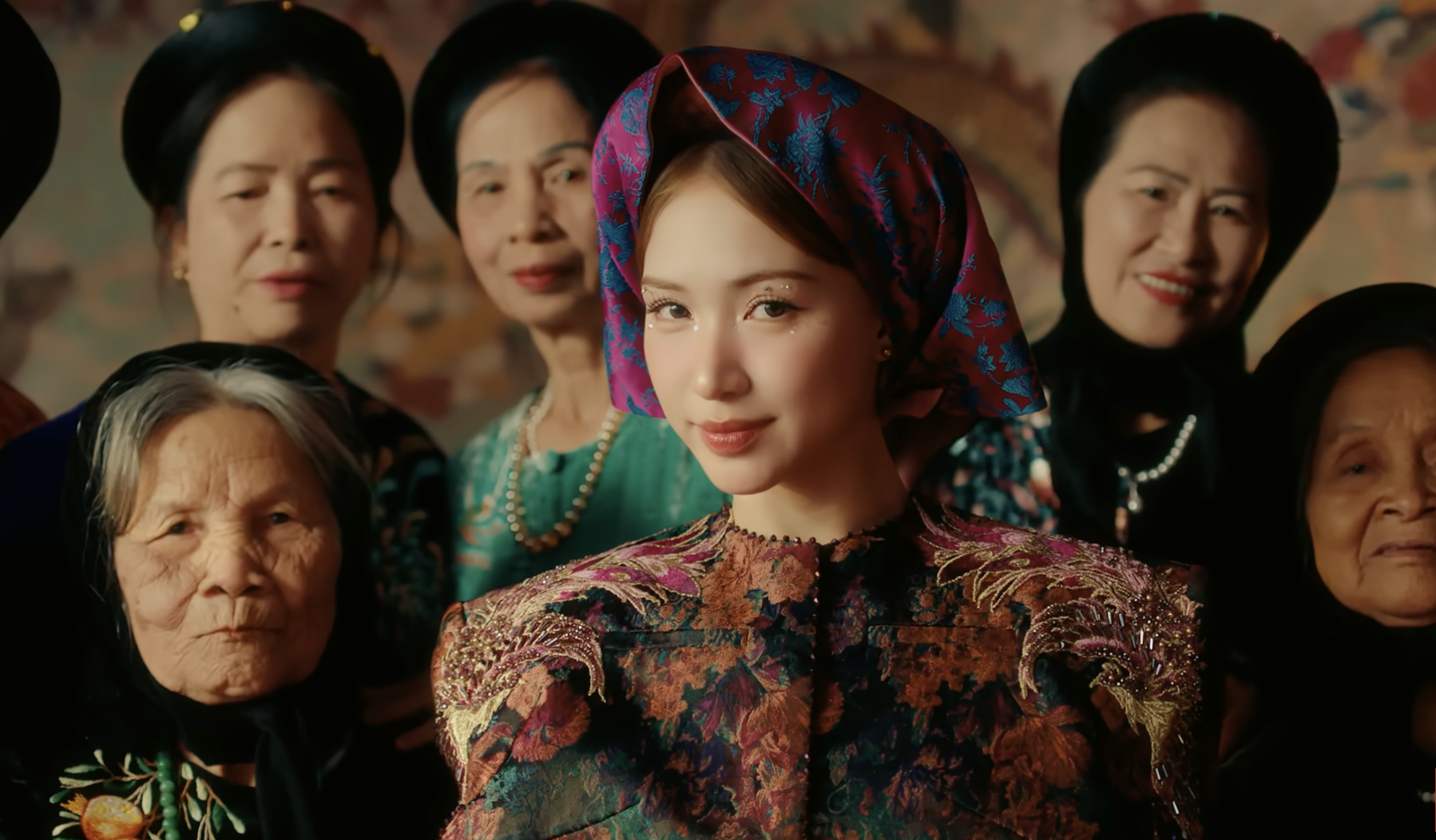 Hoà Minzy trong MV Bắc Bling