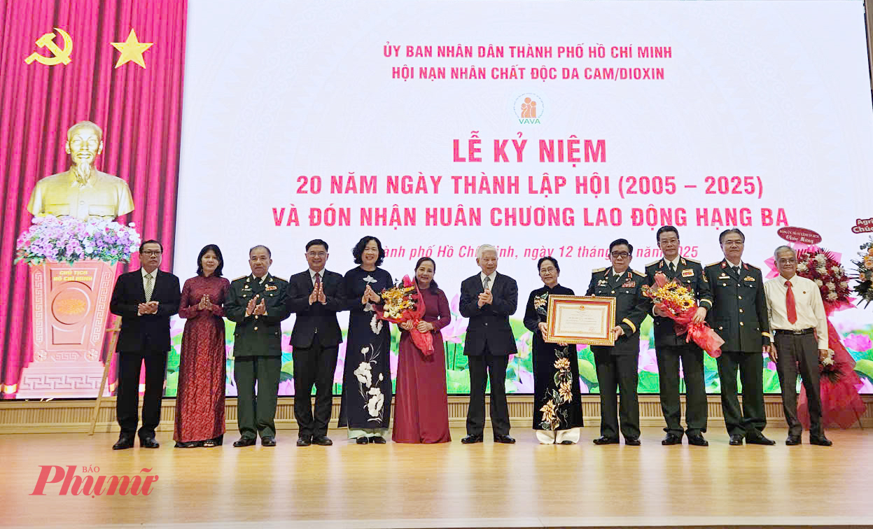 Nguyên Ủy viên Bộ Chính trị, nguyên Chủ tịch nước Nguyễn Minh Triết (thứ tư, từ phải qua); Phó Chủ tịch UBND TP.HCM Nguyễn Mạnh Cường (thứ sáu, từ trái qua), trao Huân chương Lao động hạng Ba cho tập thể Hội Nạn nhân chất độc da cam/dioxin TP.HCM