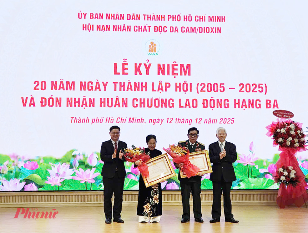 Nguyễn Thị Ngọc Phượng, nguyên Phó Chủ tịch Hội Nạn nhân chất độc da cam/dioxin Việt Nam nhận Huân chương lao động hạng Ba, ảnh Phạm An