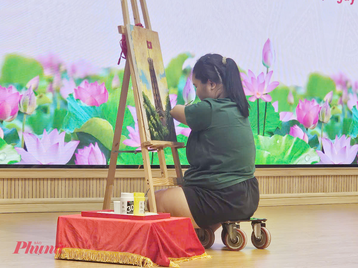 Em Hoài Thương bên tác phẩm của mình, ảnh Phạm An