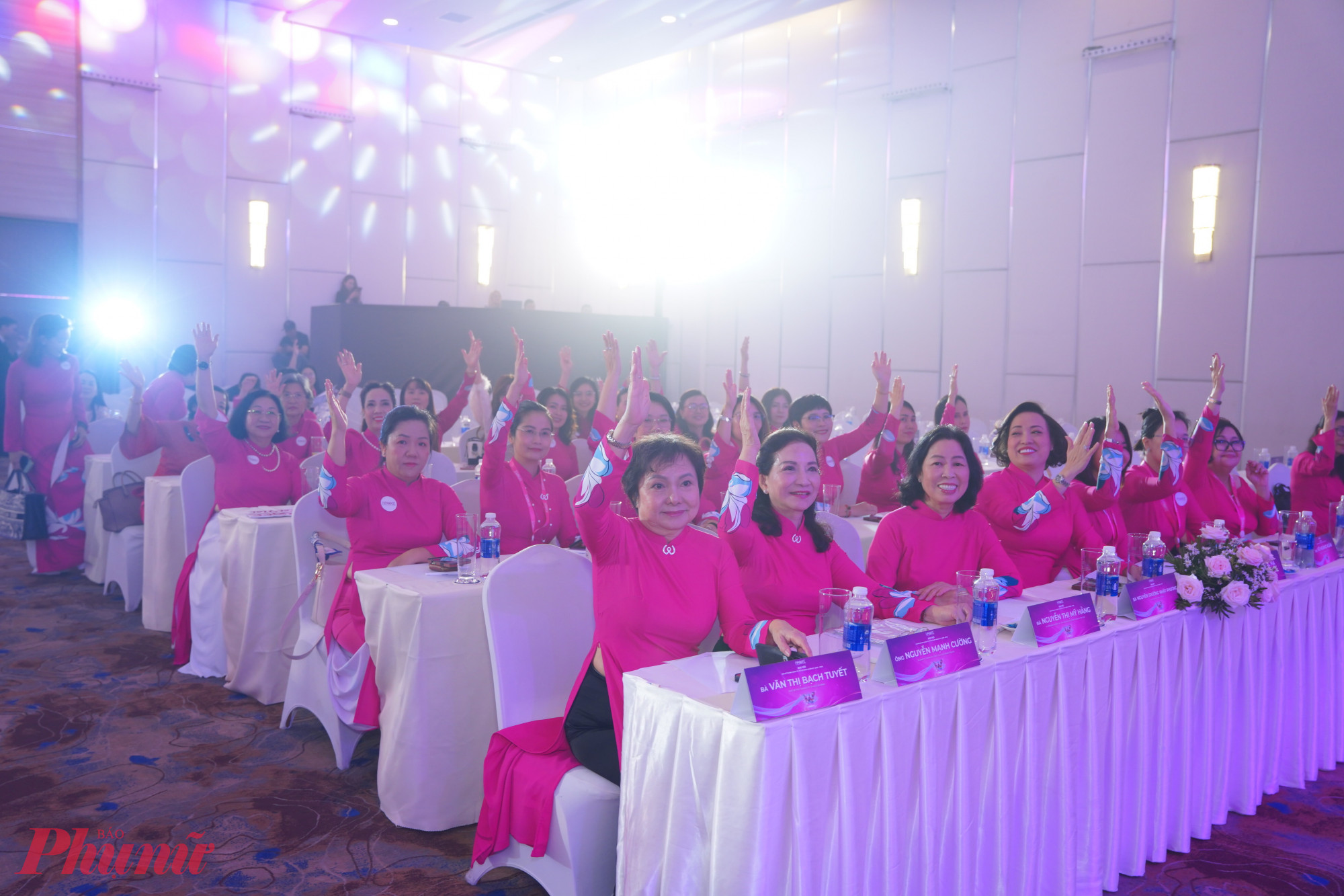 Các đại biểu biểu quyết tại đại hội 