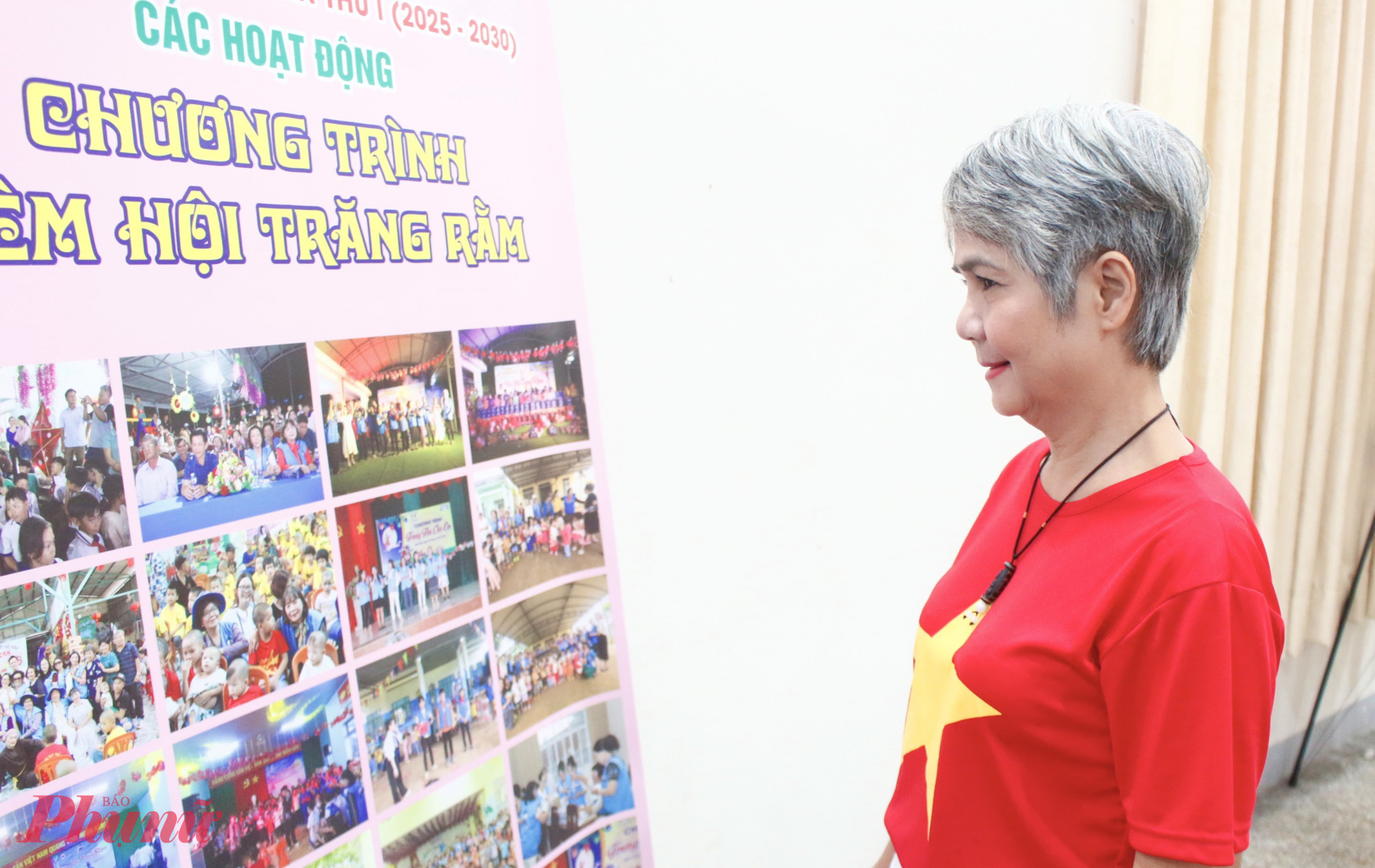 Đại biểu tham dự xem triển lãm các hoạt động nổi bật của Hội Phụ nữ Từ thiện TPHCM - Ảnh: Ngọc Trăm