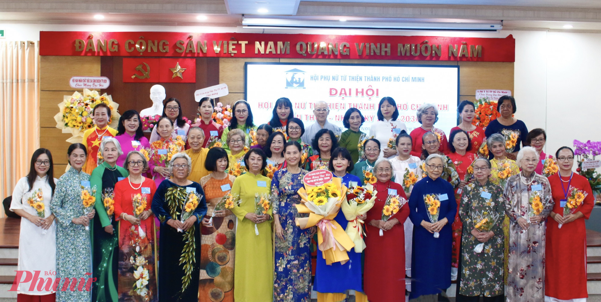 Bà Lê Thị Kim Thu – Phó chủ tịch Hội LHPN TPHCM tặng hoa chúc mừng đến 41 Ủy viên Ban Chấp hành Hội Phụ nữ Từ thiện TPHCM