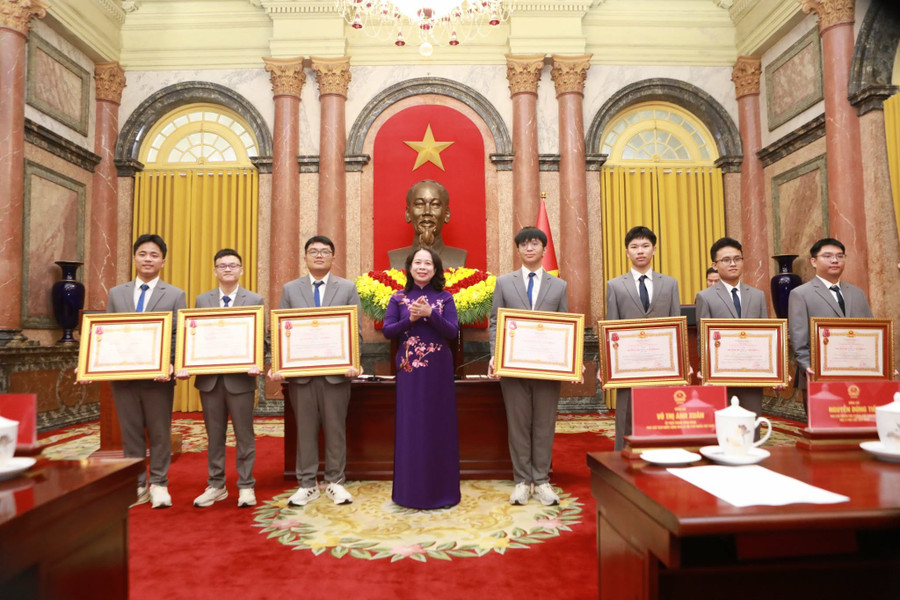 Chủ tịch nước đã tặng thưởng Huân chương Lao động hạng Nhì cho 7 em đạt huy chương vàng quốc tế năm 2025