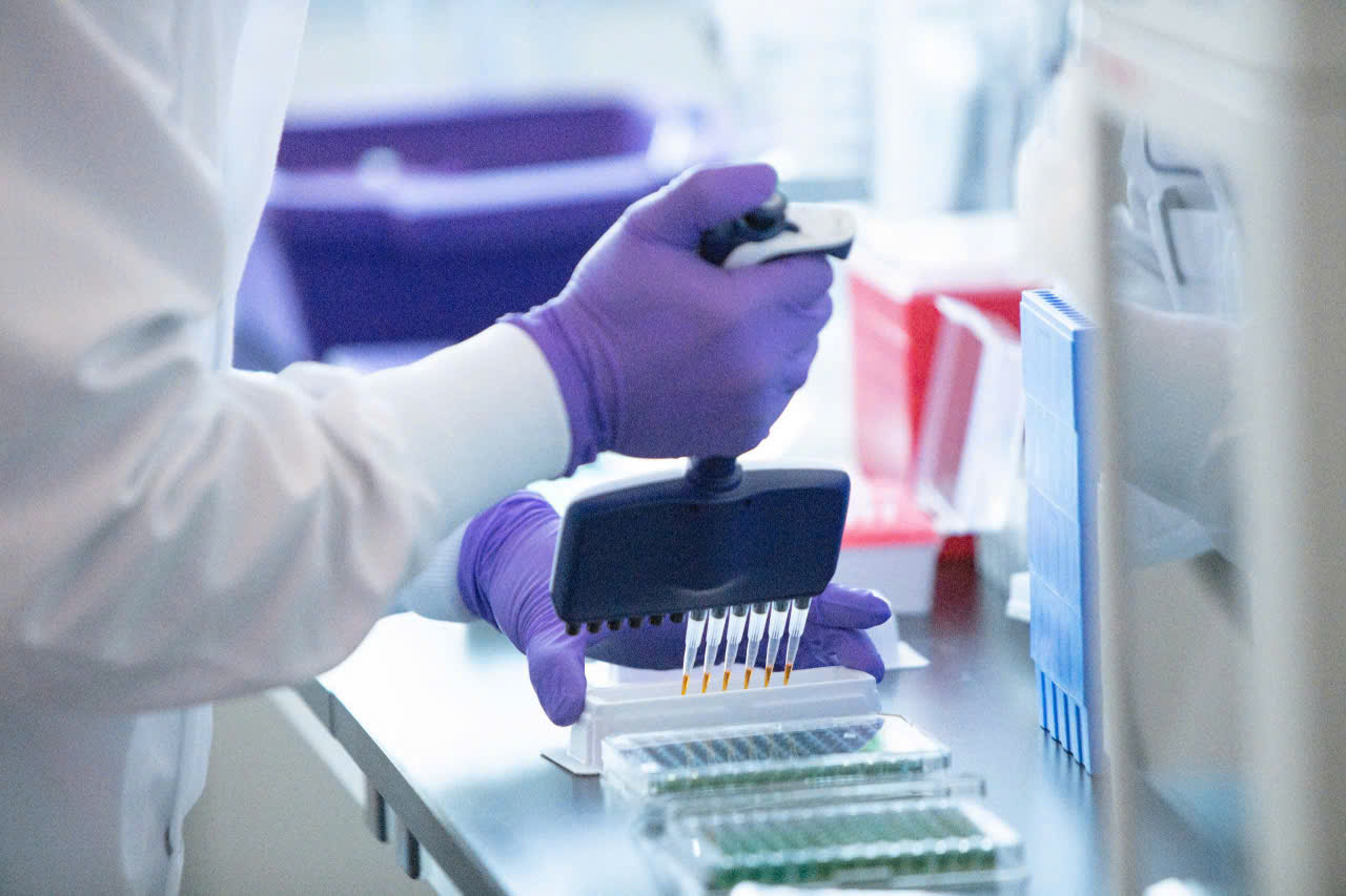 Phác đồ 2 hoặc 3 liều đã được kiểm chứng qua các nghiên cứu lâm sàng với quy trình chặt chẽ, theo dõi dài hạn - Ảnh: Science Visuals