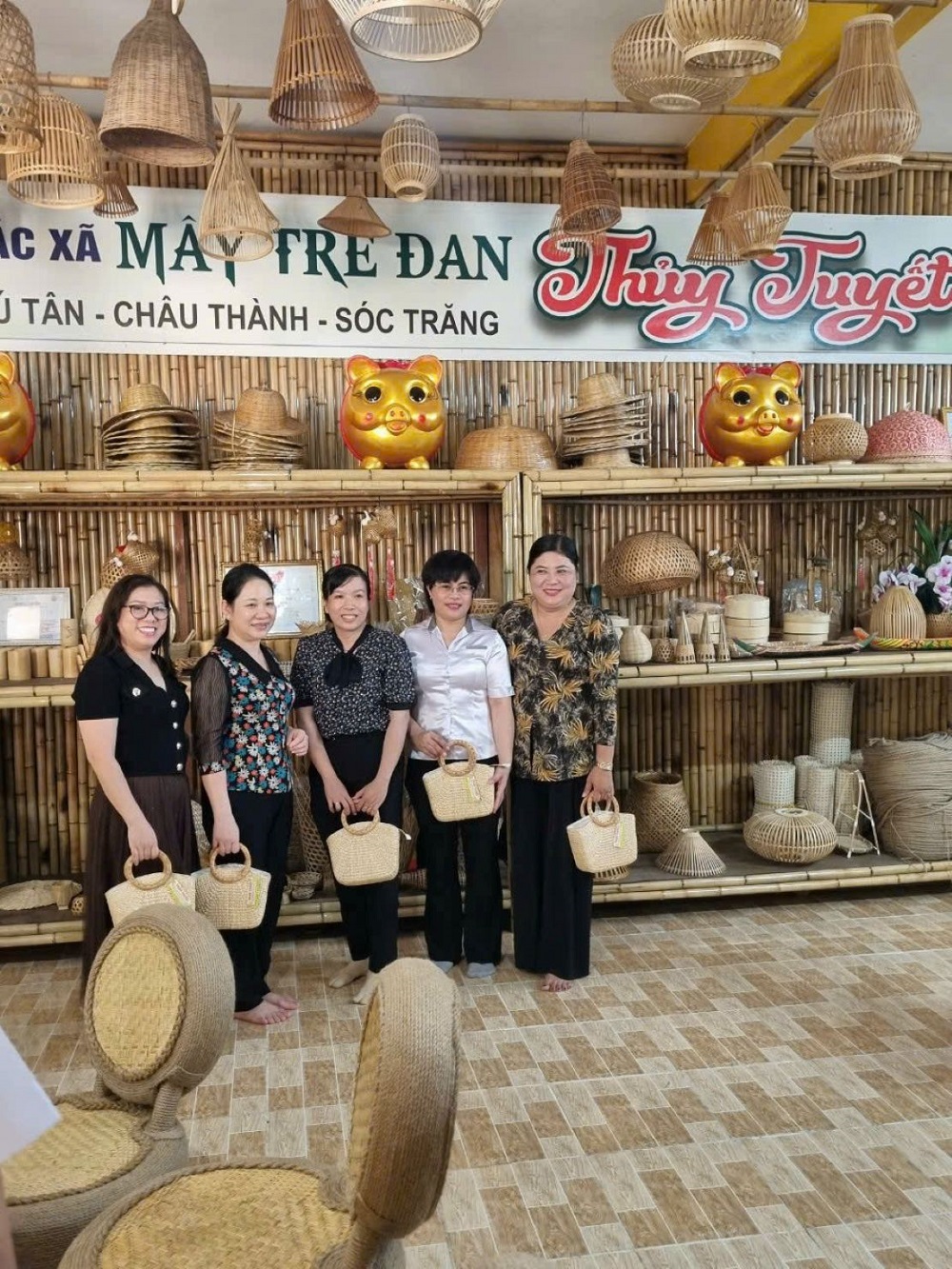 HTX Mây tre đan Thủy Tuyết (xã Thuận Hòa, TP Cần Thơ) tạo việc làm cho nhiều phụ nữ nông thôn