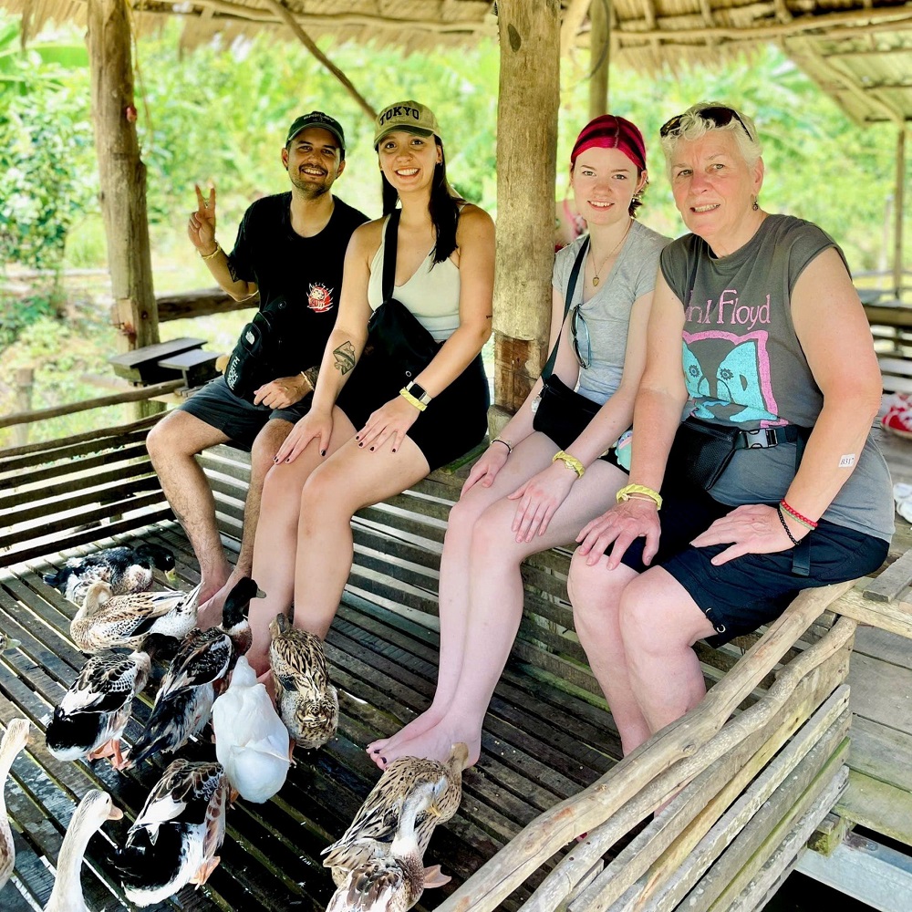 Du khách thích thú với dịch vụ “massage vịt” do chị em ở Cồn Sơn (TP Cần Thơ) thực hiện, góp phần thu hút khách và tăng nguồn thu