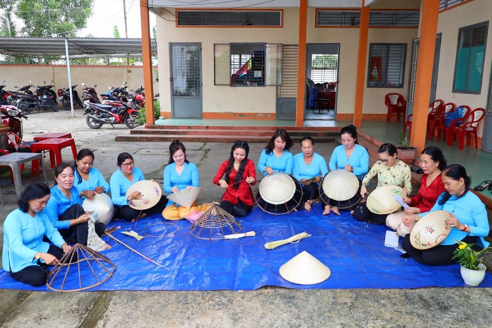 Phụ nữ xã Thới Lai, TP Cần Thơ chằm nón lá, tăng thu nhập lúc nông nhàn