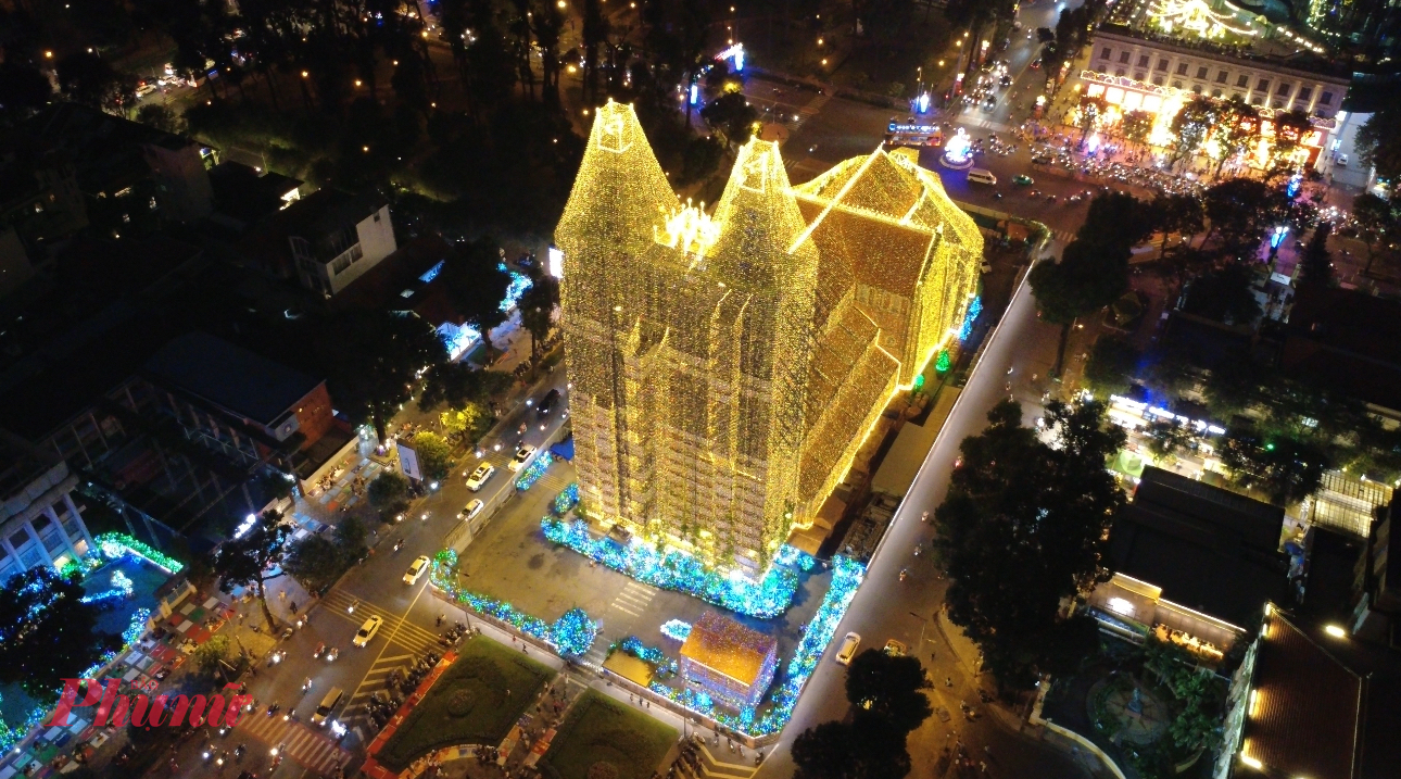 Khung cảnh trang trí đón Giáng sinh tại Nhà thờ Đức Bà 