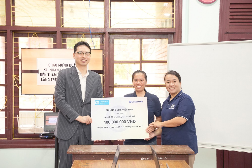 Công ty trao tặng 100 triệu đồng cho đại diện Làng trẻ em SOS Đà Nẵng - Ảnh: Shinhan Life Việt Nam