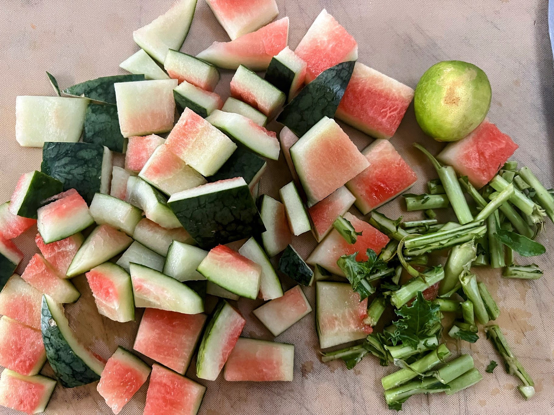 Vỏ dưa hấu tôi giữ lại trộn gỏi, cọng cải kale dùng ép nước và rất yên tâm vì nó an toàn