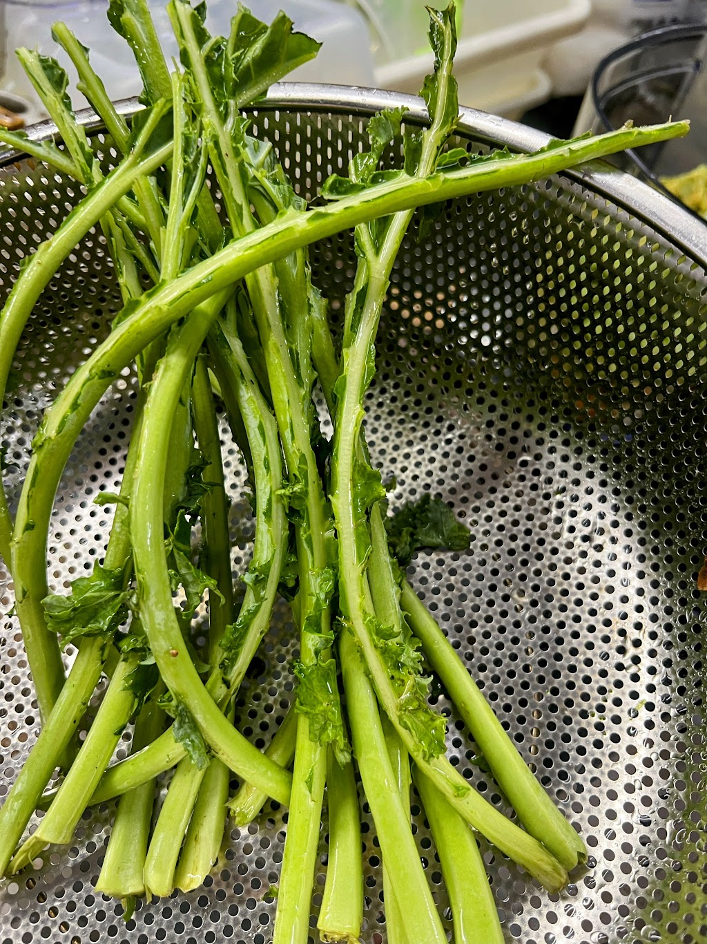 Cọng của cải kale được tôi giữ lại ép nước vì mua từ nông trại theo hướng bền vững