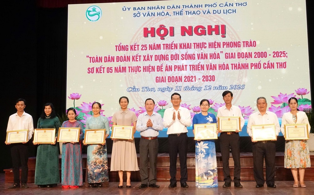 TP Cần Thơ trao Bằng khen cho các tập thể, cá nhân có thành tích xuất sắc trong phong trào “toàn dân đoàn kết xây dựng đời sống văn hóa”