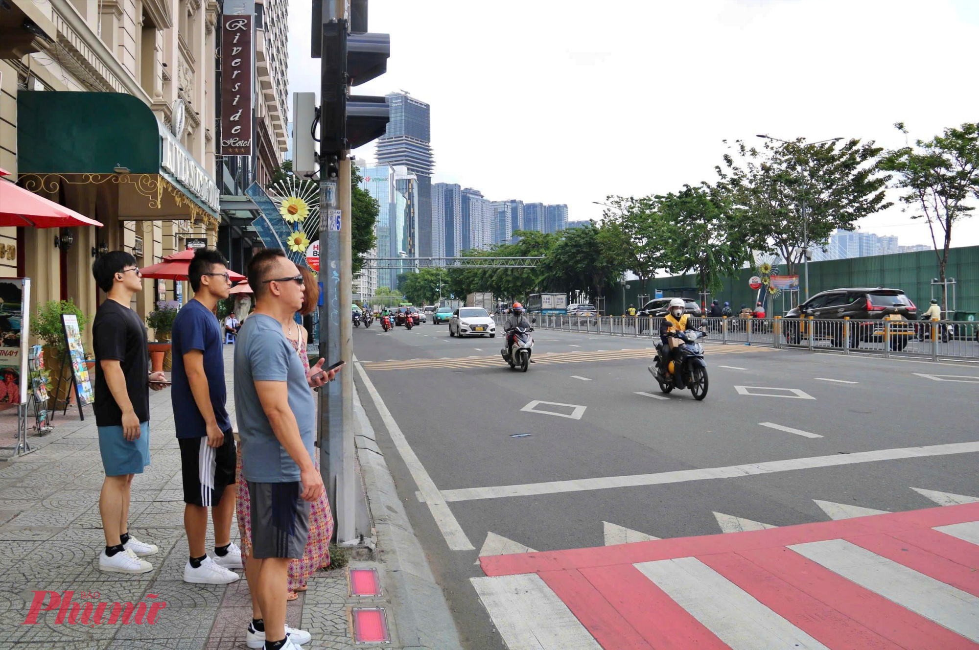 Người đi bộ qua đường Tôn Đức Thắng - Ảnh: Nguyễn Văn