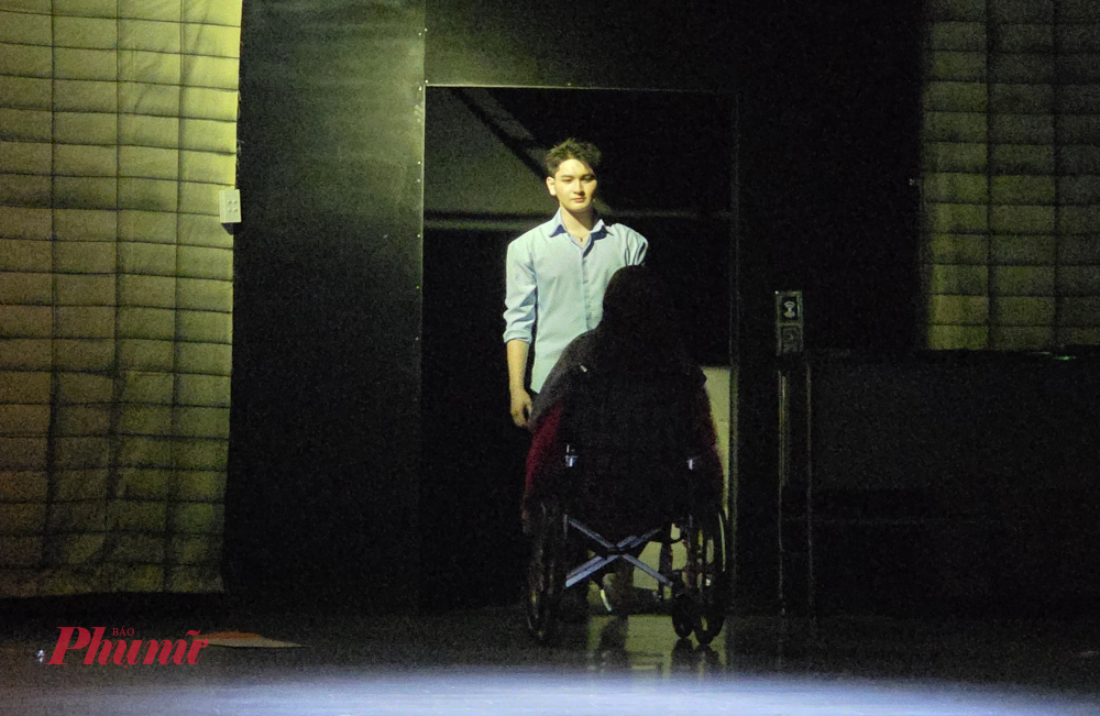 Ngoại hình sáng sân khấu