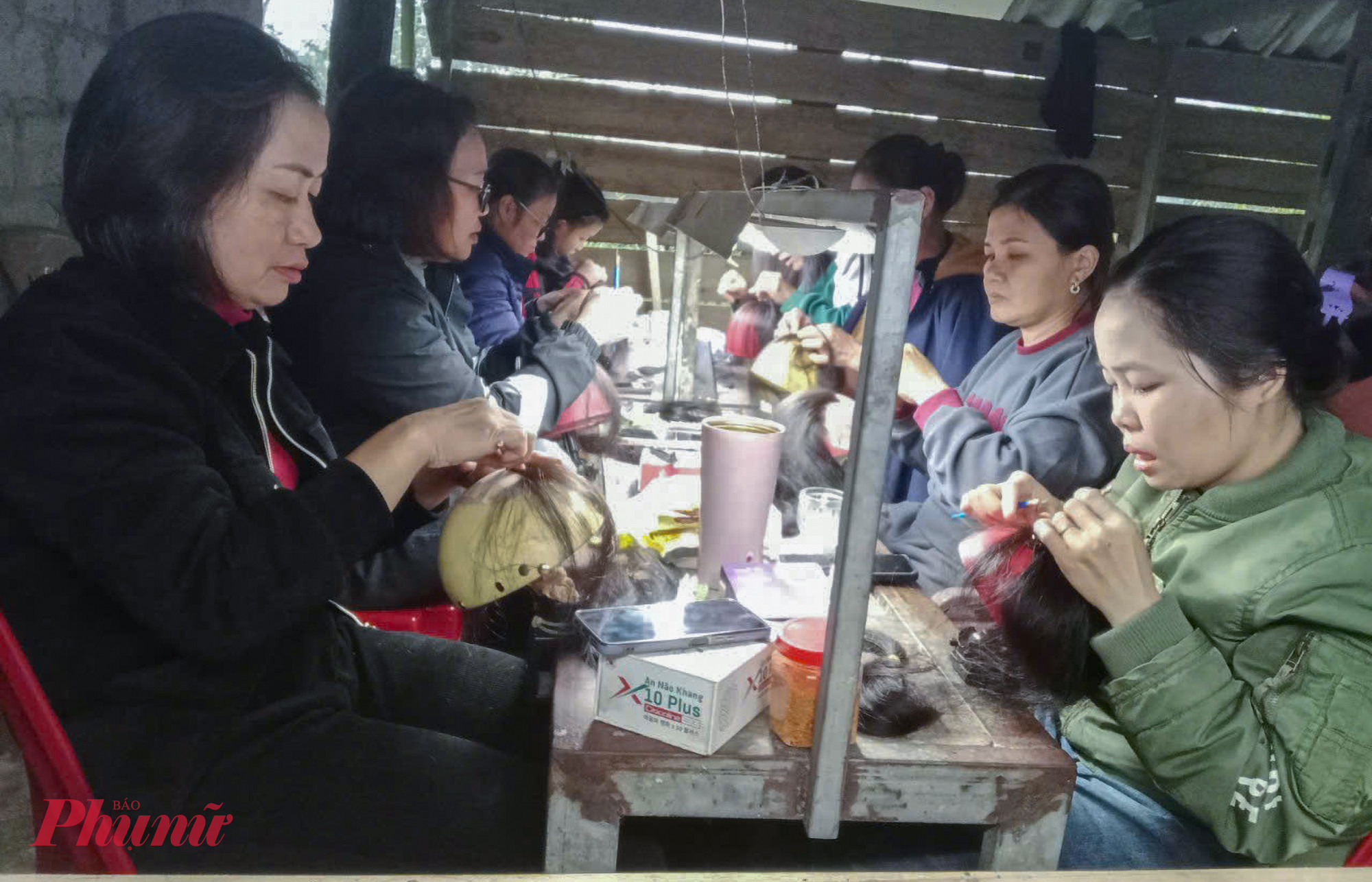 Công việc đòi hỏi sự tỉ mỉ, kiên trì và đôi mắt tinh tường nên hầu như chỉ có phụ nữ tham gia làm nghề.