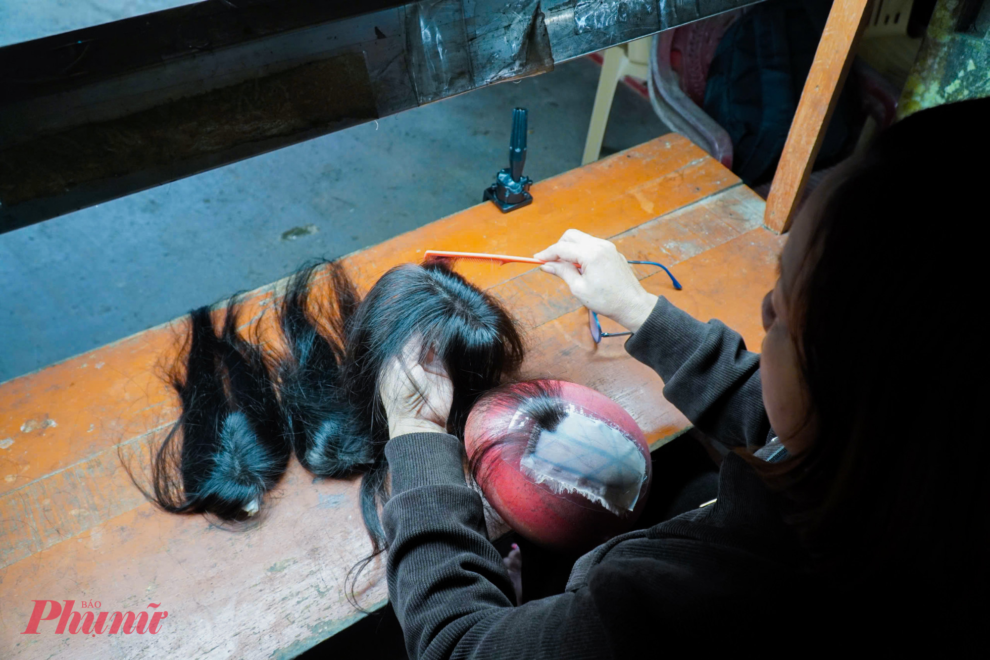 Nghề móc tóc giả đang ngày càng thu hút nhiều phụ nữ ở xã Kim Hoa (tỉnh Hà Tĩnh) tham gia, đặc biệt là trong thời điểm nông nhàn. Chị Trần Thị Châu (trú thôn Trung Hoa, xã Kim Hoa) cho biết, nghề làm tóc giả nơi đây đã có từ hơn 10 năm trước. Song phải ít năm gần đây, nghề này mới phát triển mạnh, thu hút nhiều người làm.